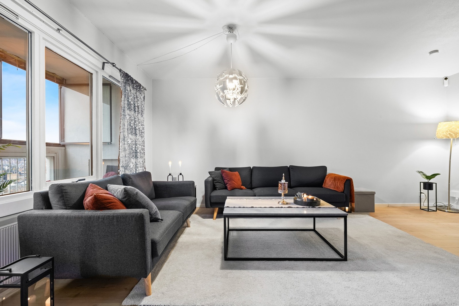 Tilbake i stuen. Gode lysforhold gjennom de store vindusflatene. Galleribilde