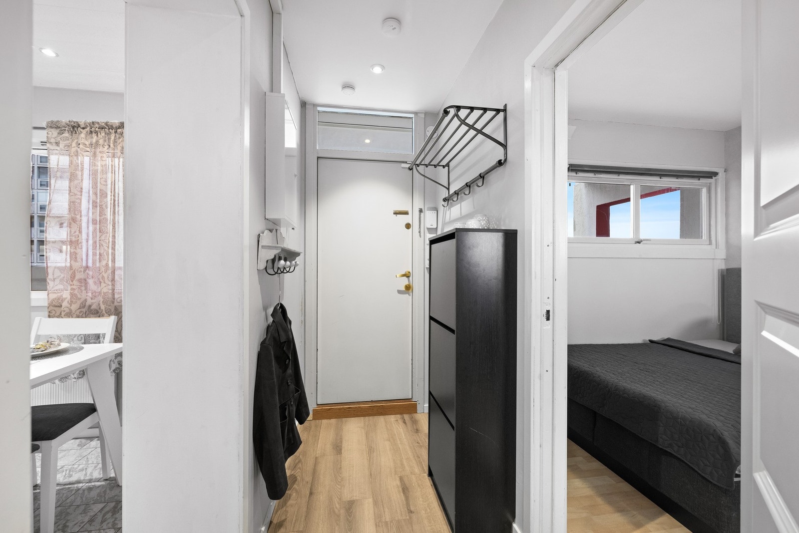 Velkommen inn! Innbydende entré som ønsker deg velkommen. Her er det downlights i himling. Galleribilde