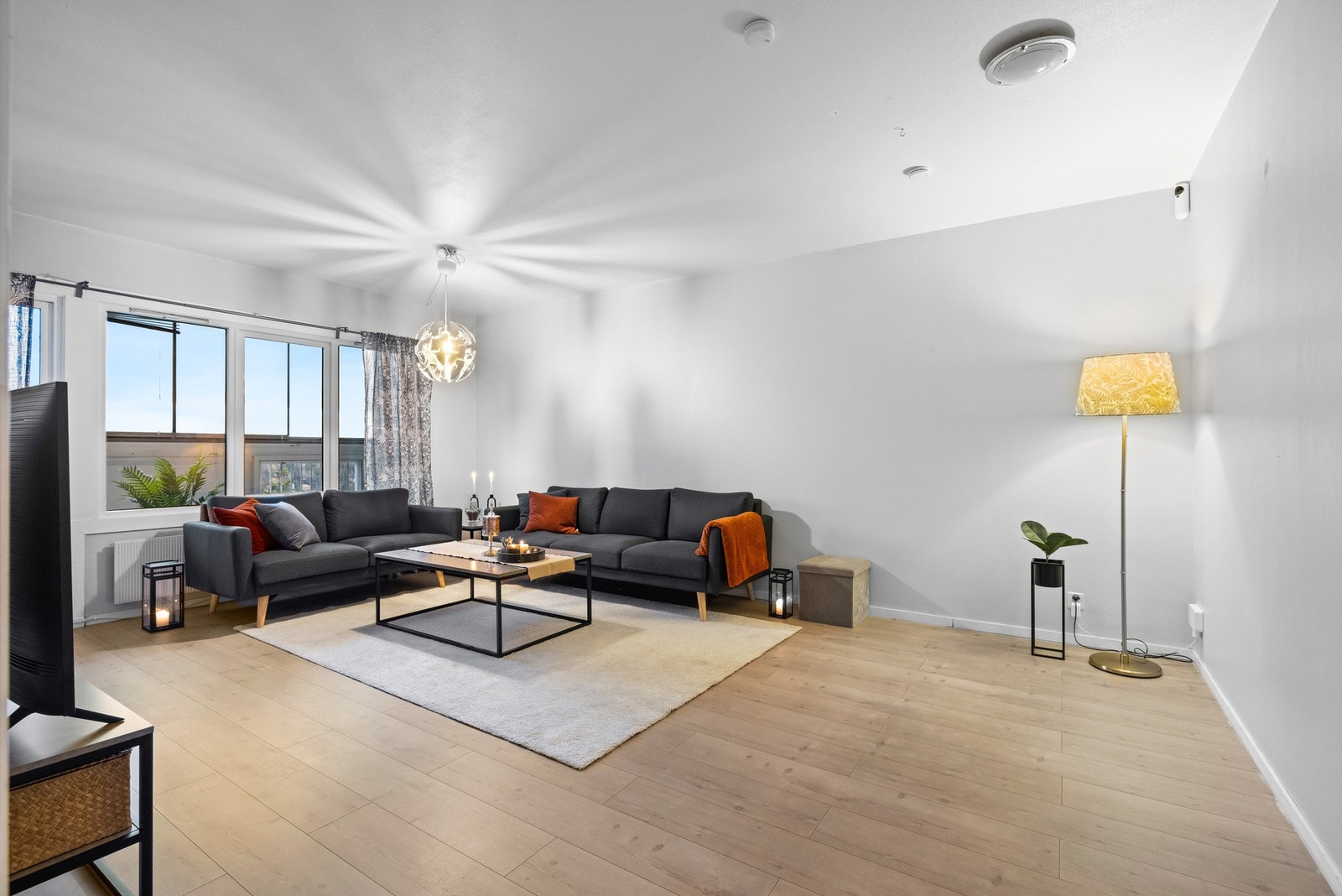 Vi beveger oss inn i stua. Galleribilde