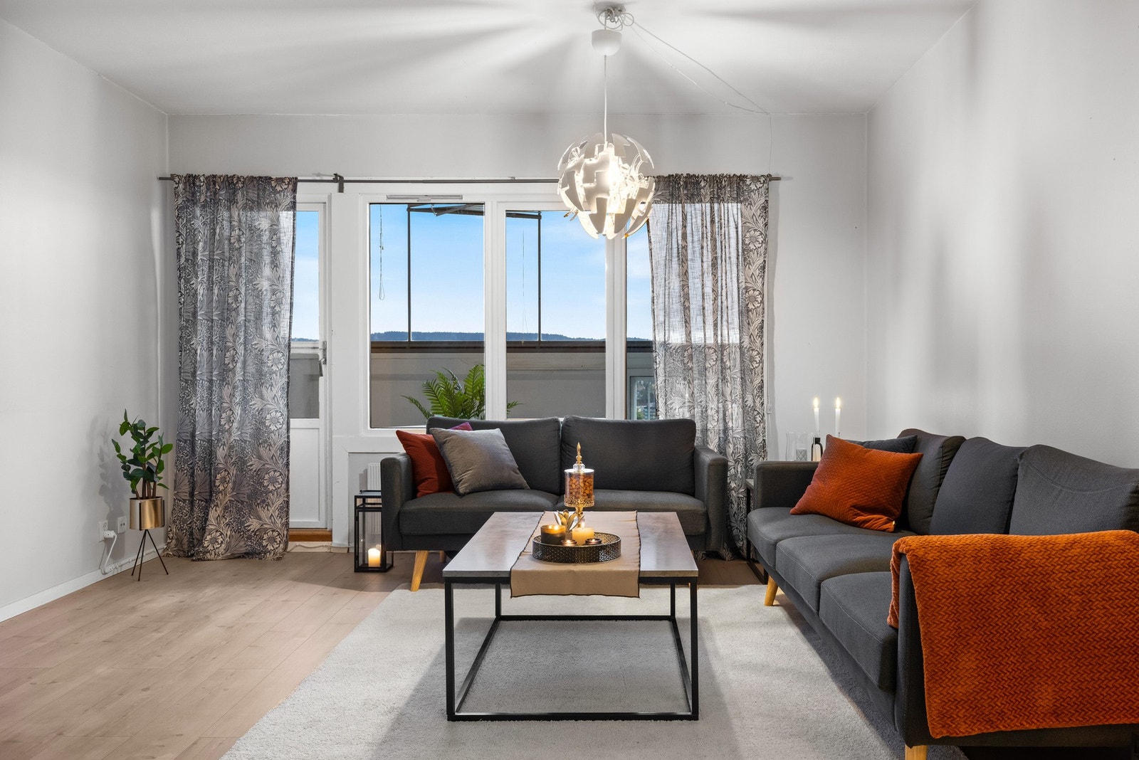 Stue er selve hjertet i boligen med god plass til møblering. Galleribilde