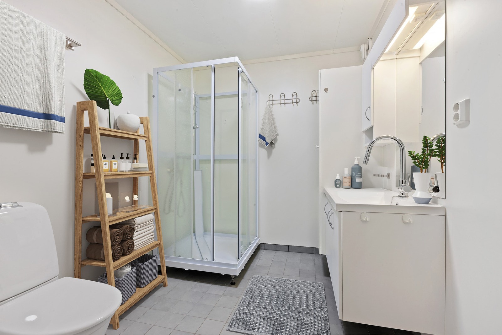 Lyst bad med behagelig varme i gulv. Galleribilde