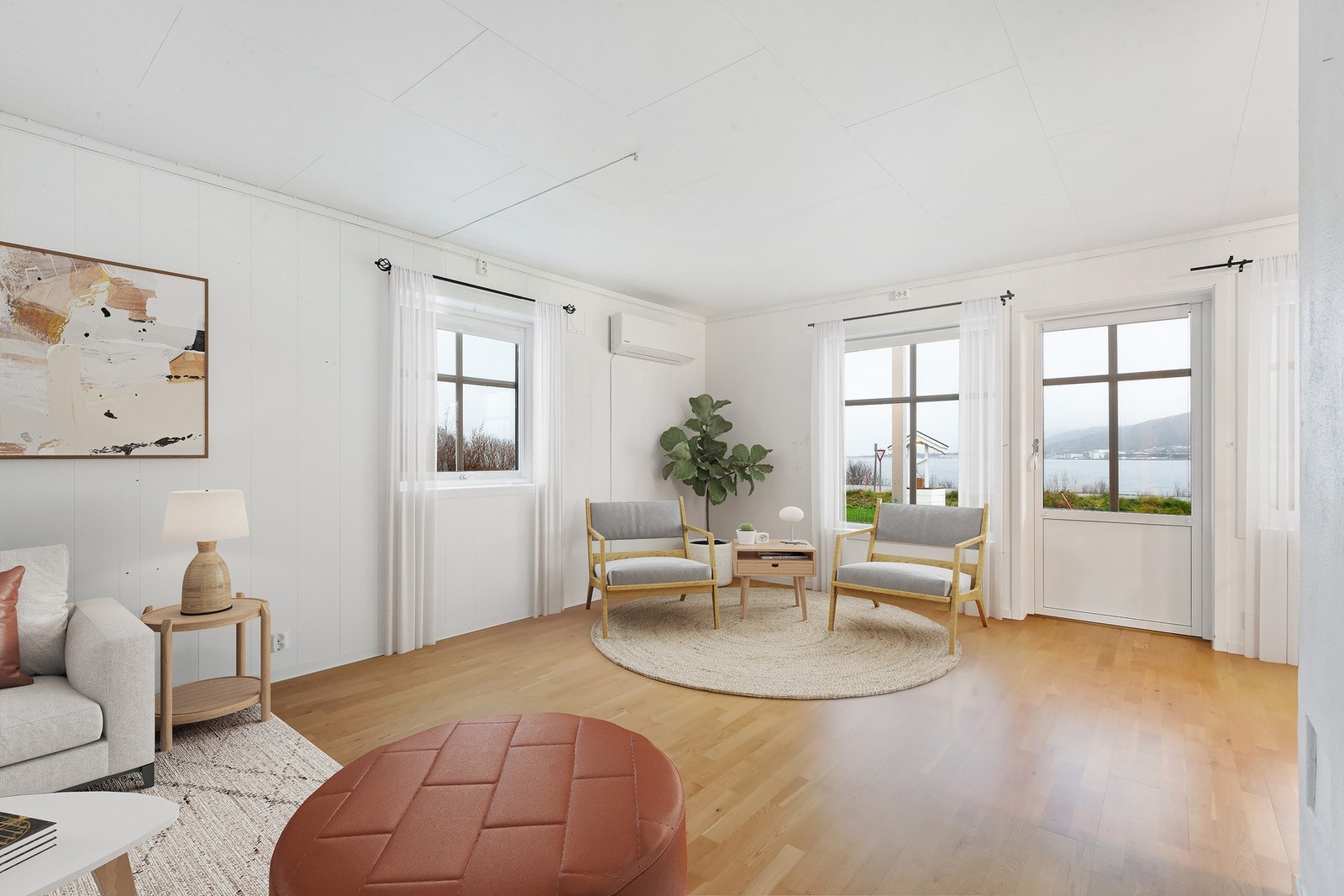 Lys og innbydende stue med store vindusflater som gir rikelig med naturlig dagslys. Galleribilde