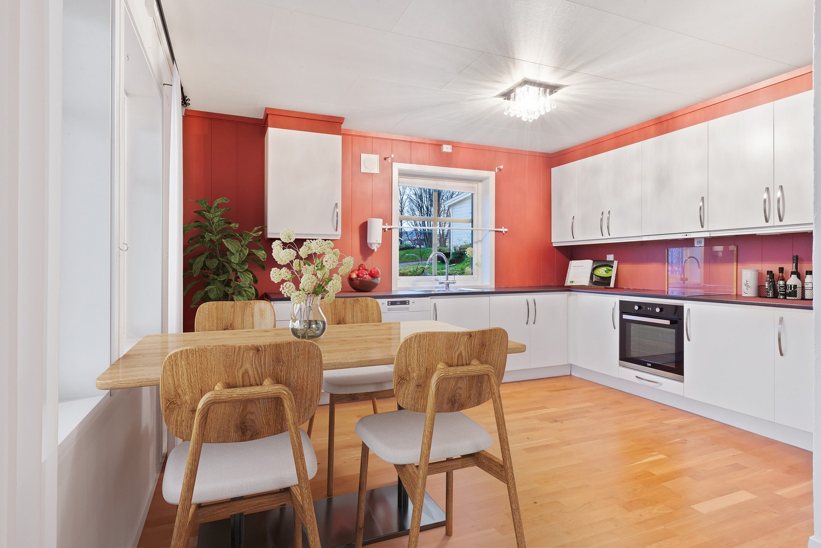 Kjøkken med hvite slette fronter og rikelig med benkeplass. Galleribilde