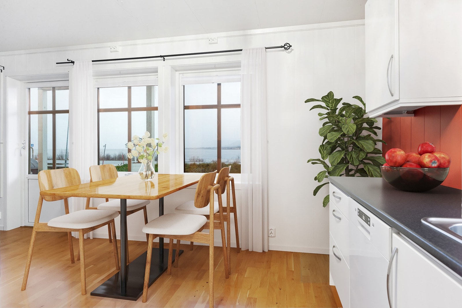 Plass til kjøkkenbord i tilknytting til kjøkken. Galleribilde