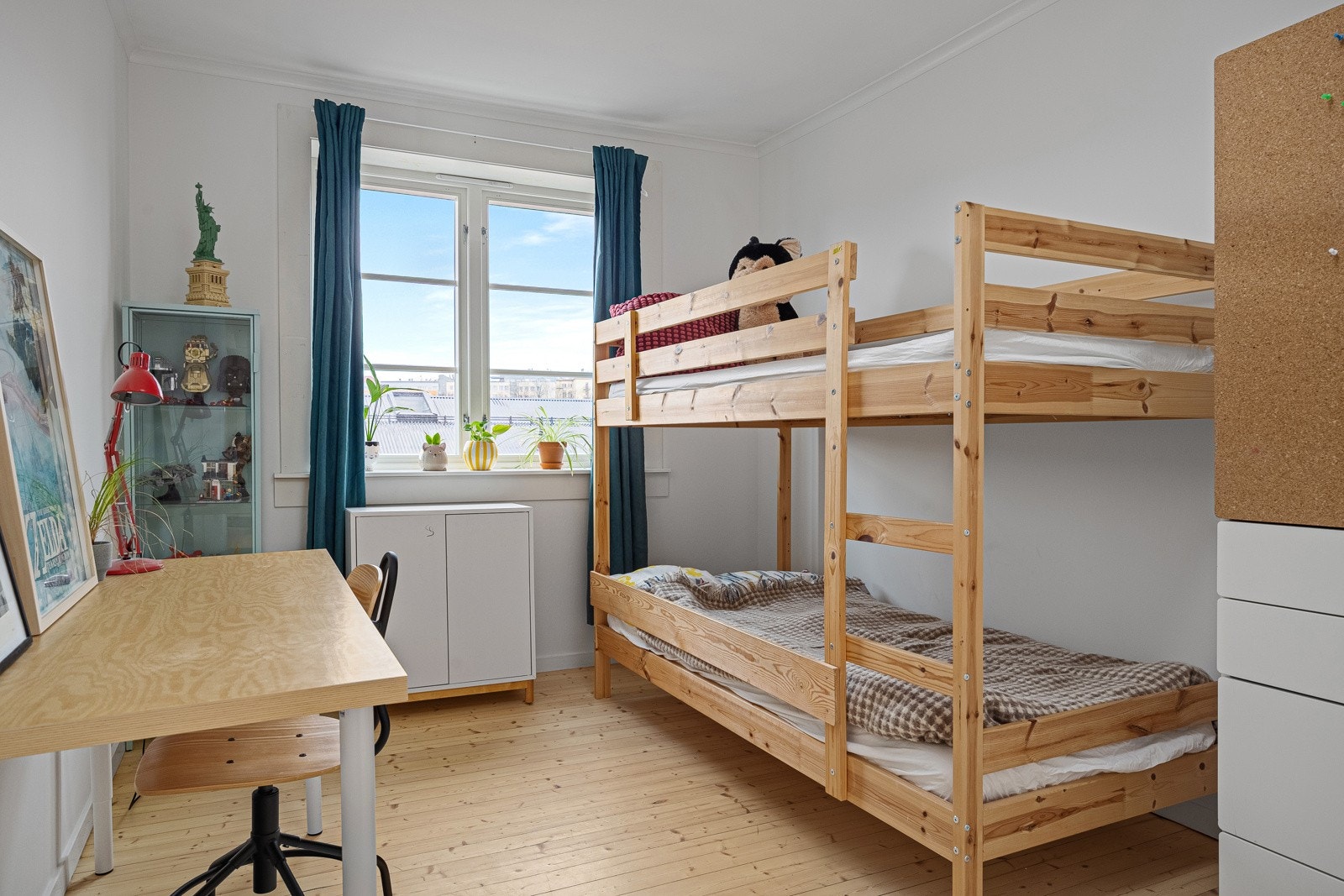 - Soverom II vender mot rolig, trafikkstille gate og har plass til dobbeltseng, nattbord, kommode og garderobe - Galleribilde