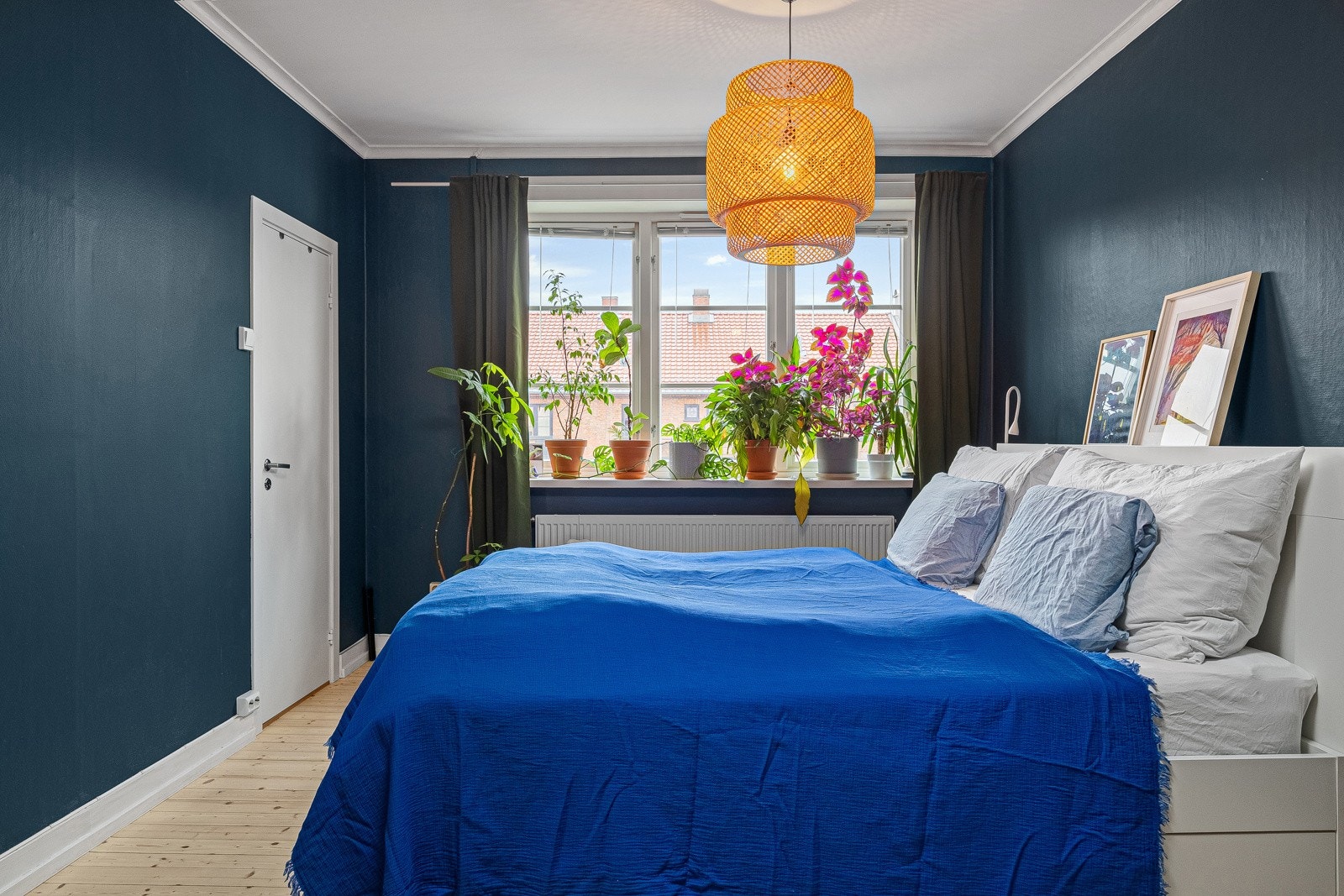 - God plass til dobbeltseng, nattbord, garderobe, kommode og kontorpult - Galleribilde