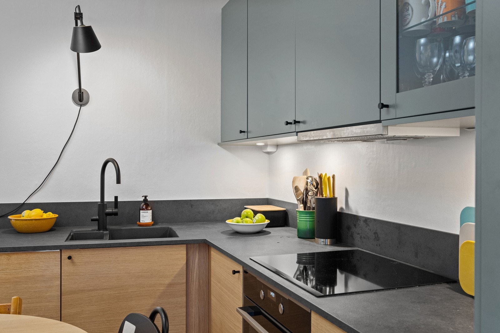 - Integrert stekeovn, induksjonstopp, oppvaskmaskin og kjøl-/ fryseskap. Komfyrvakt og lekkasjevarsler er montert - Galleribilde