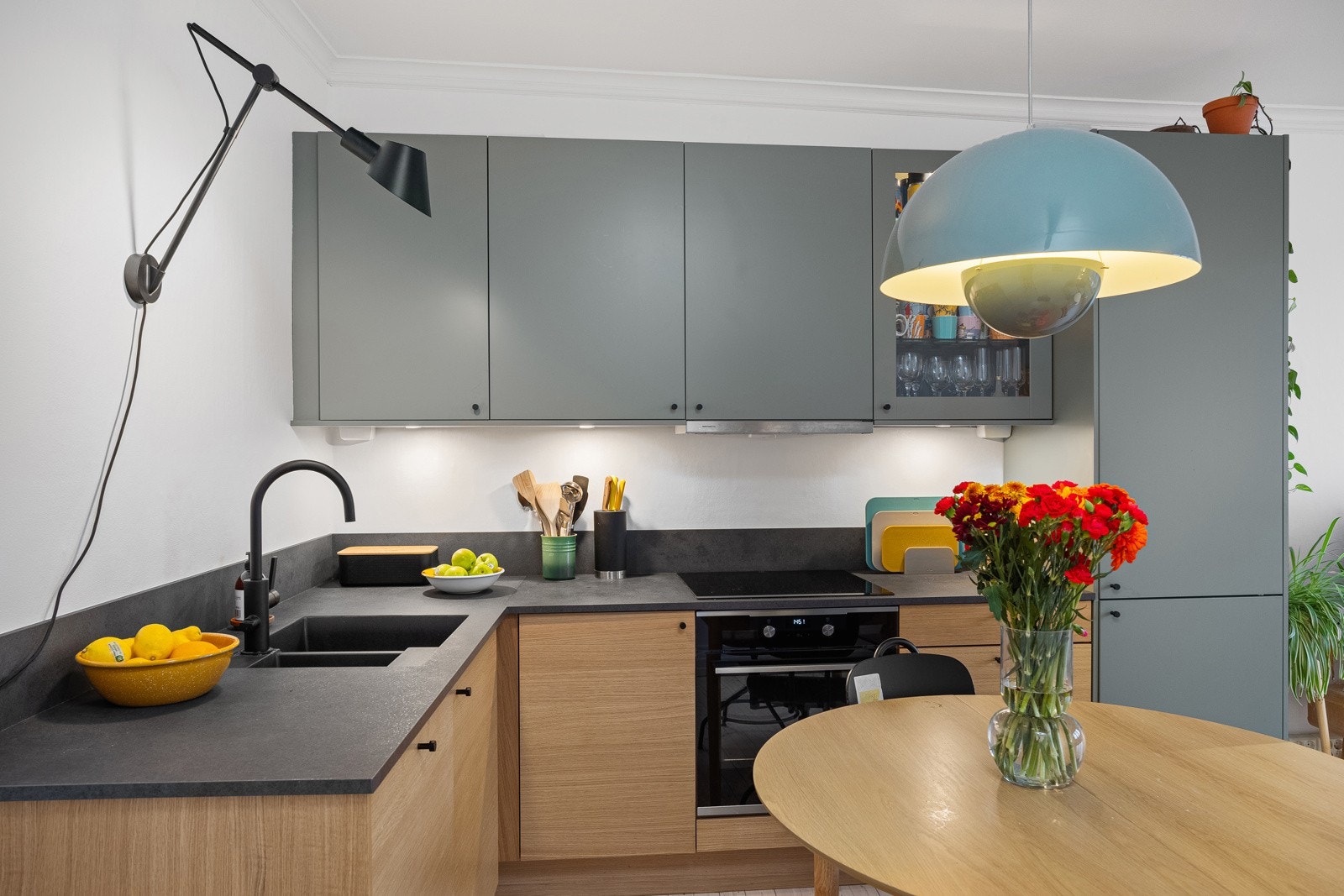 - Åpen løsning med moderne innredning fra 2023 med glatte fronter og god skap- og benkeplass - Galleribilde