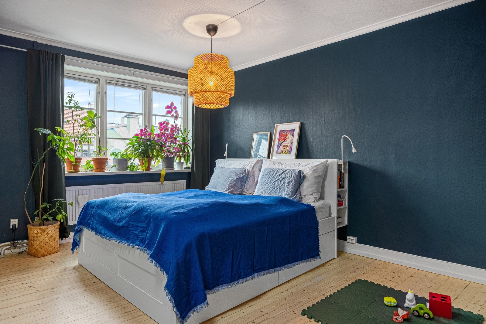 - Svært romslig hovedsoverom, vendt mot rolig, indre gårdsrom - Galleribilde