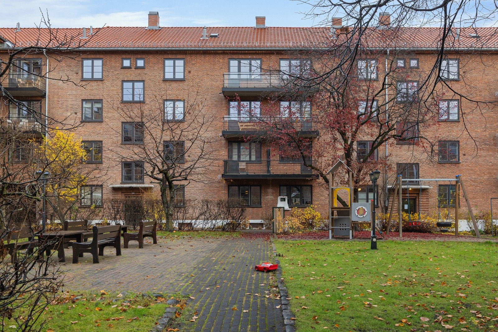 - Svært flott gårdsrom med plen, planter, busker, trær, lekeplass og sittegrupper for beboerne - Galleribilde