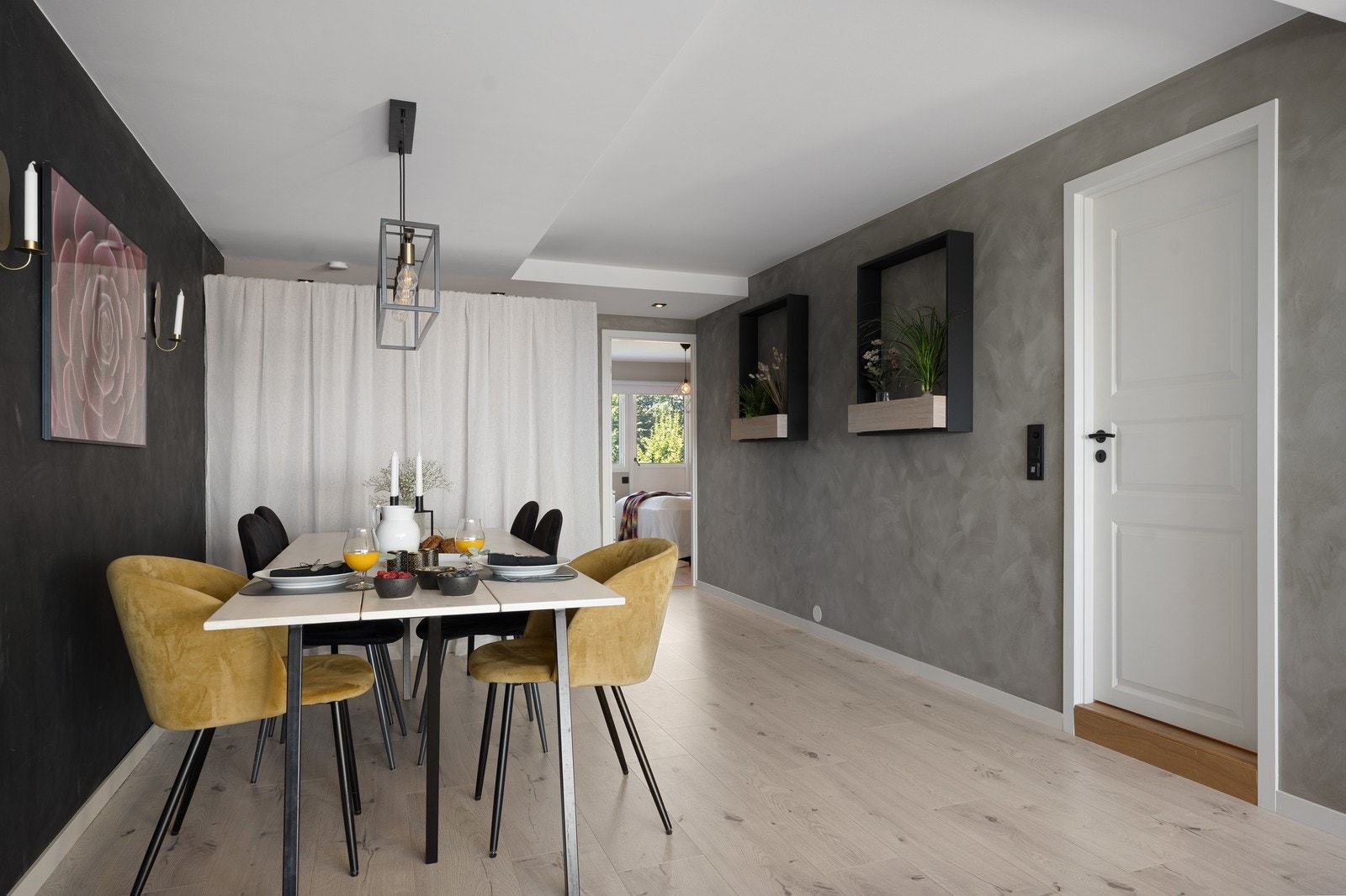 Spisestue i åpen løsning mot stue Galleribilde