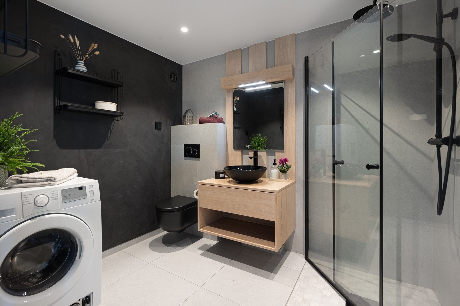 Lekkert bad med opplegg for vaskemaskin og tørketrommel Galleribilde