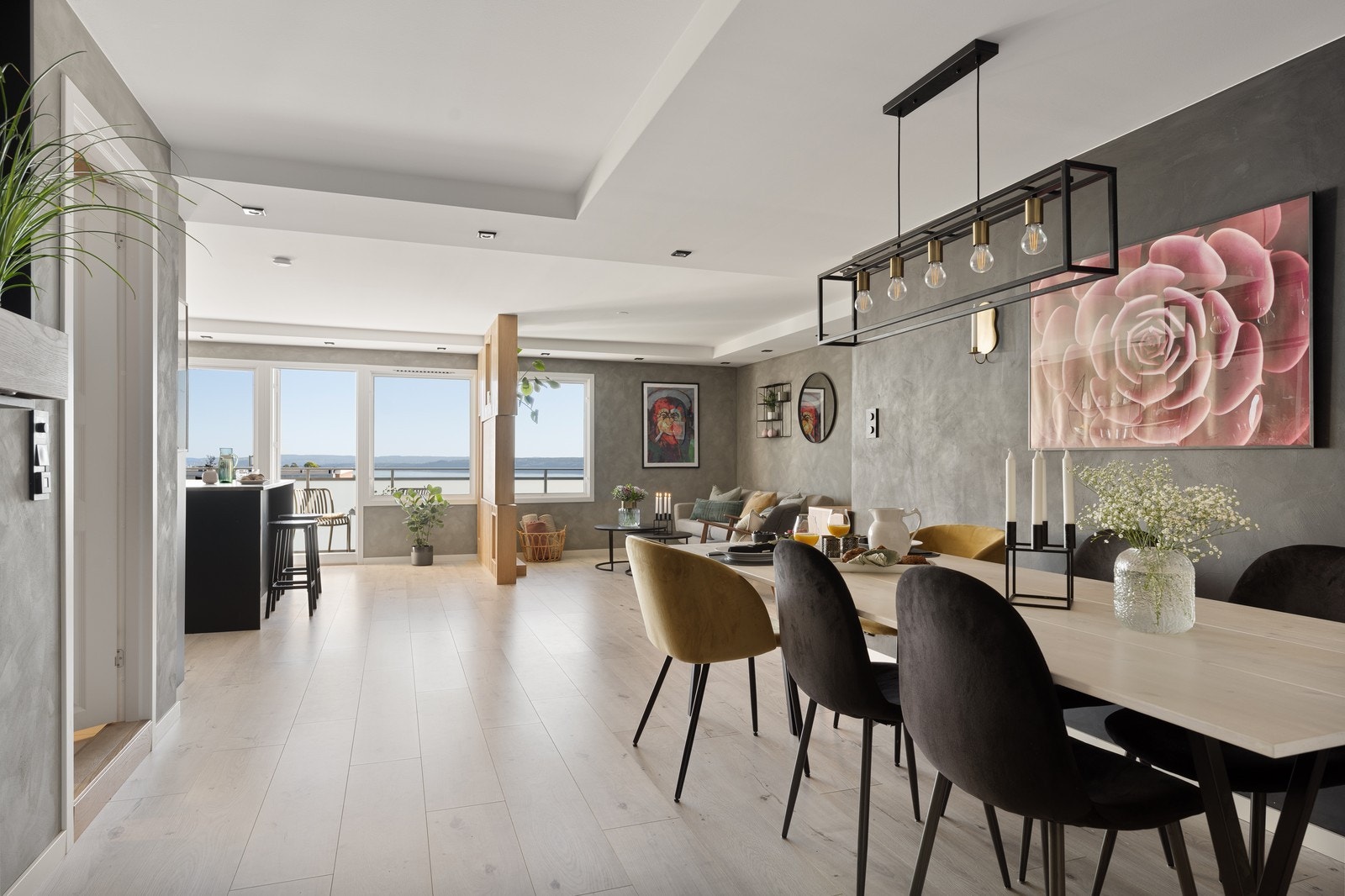 Leiligheten er gjennomgående og har store vindusflater. Dette sikrer godt med naturlig lys Galleribilde