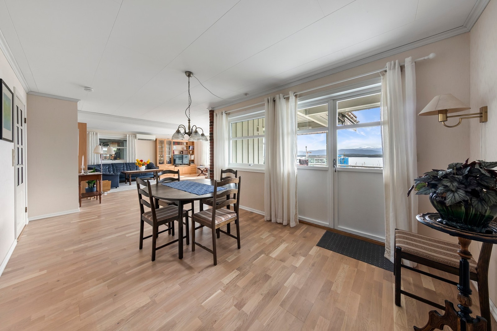 Fra spisestuen er det utgang til veranda Galleribilde