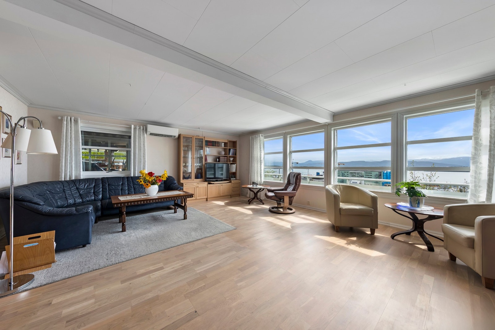 Stuen har parkettgulv og varmepumpe Galleribilde