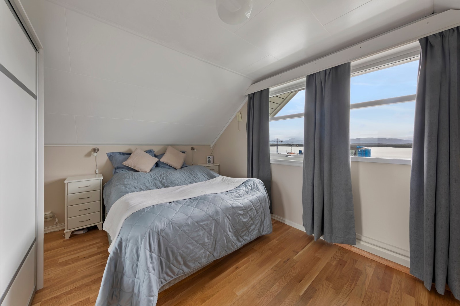 Soverom 3 på loft med utgang til veranda Galleribilde