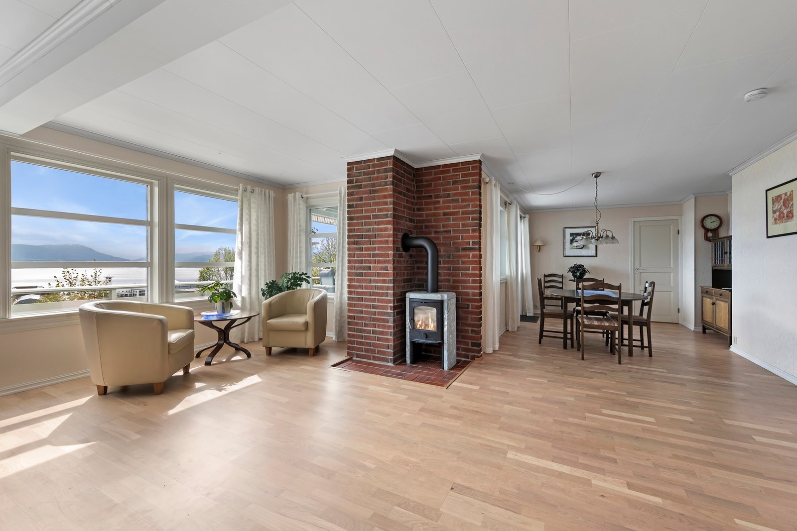 Velkommen inn - romslig og lys stue med vedfyring Galleribilde