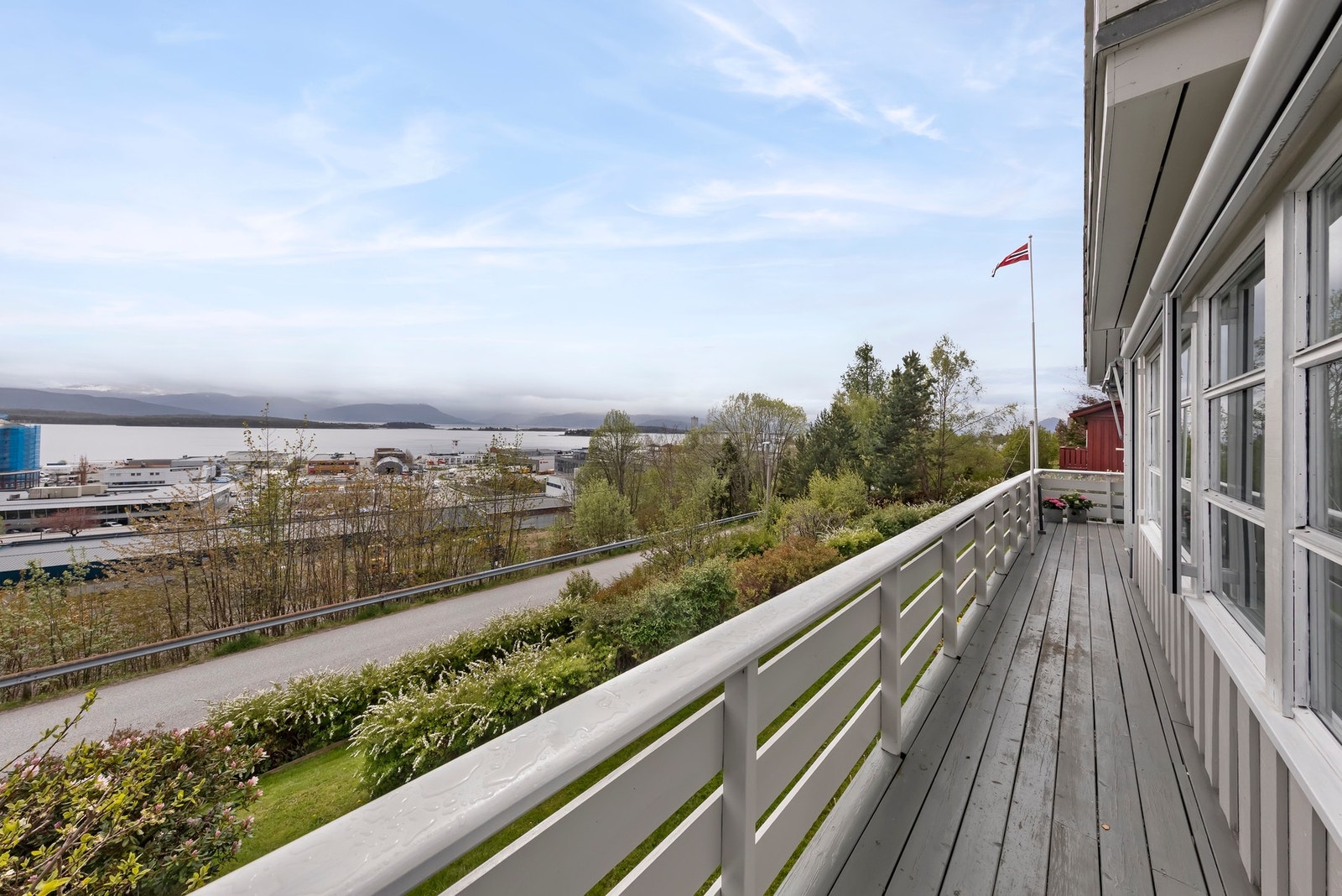 Verandaen svinger rundt huset og fortsetter på fremsiden Galleribilde