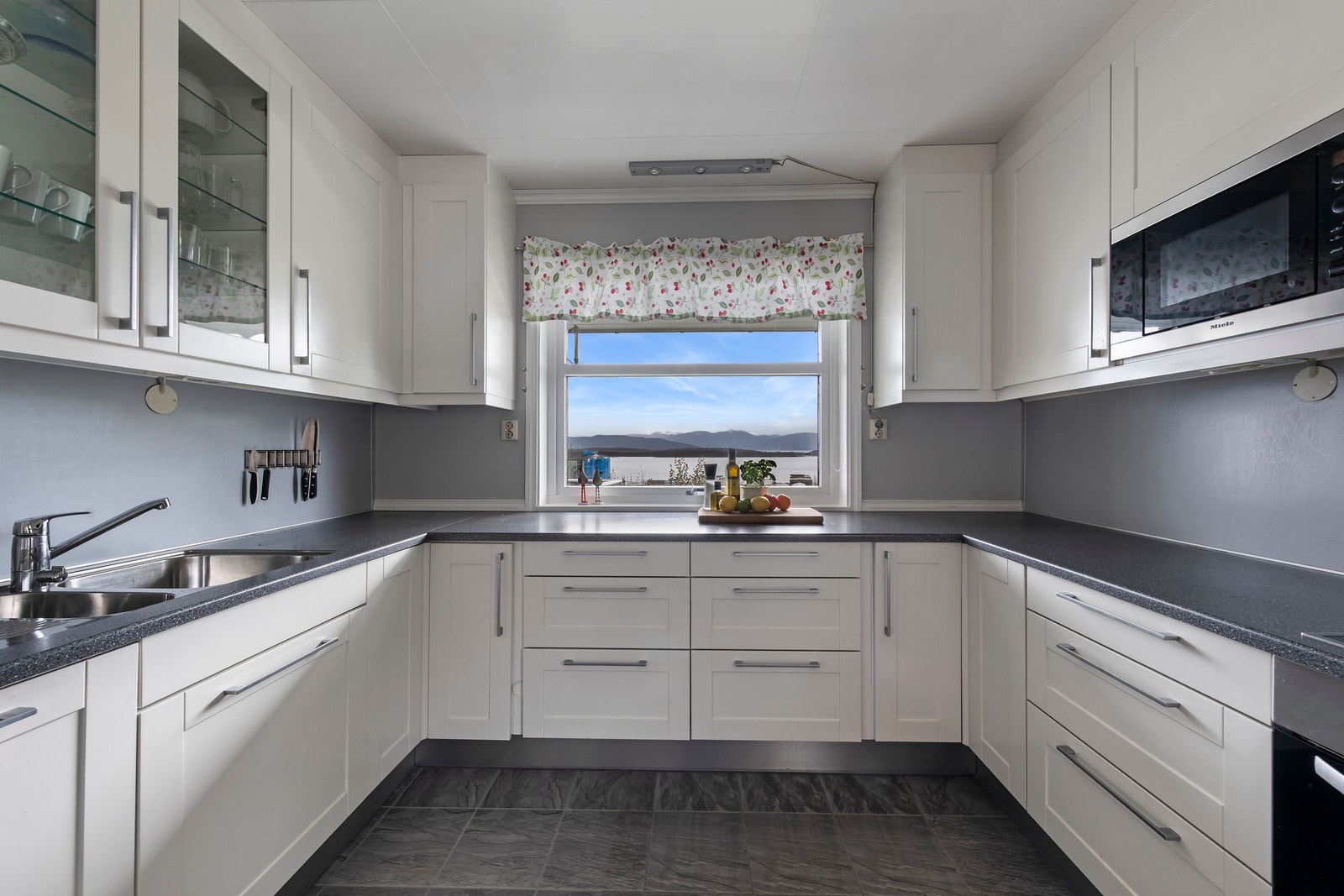 Opplegg for oppvaskmaskin, integrert platetopp, microbølgeovn og komfyr montert Galleribilde