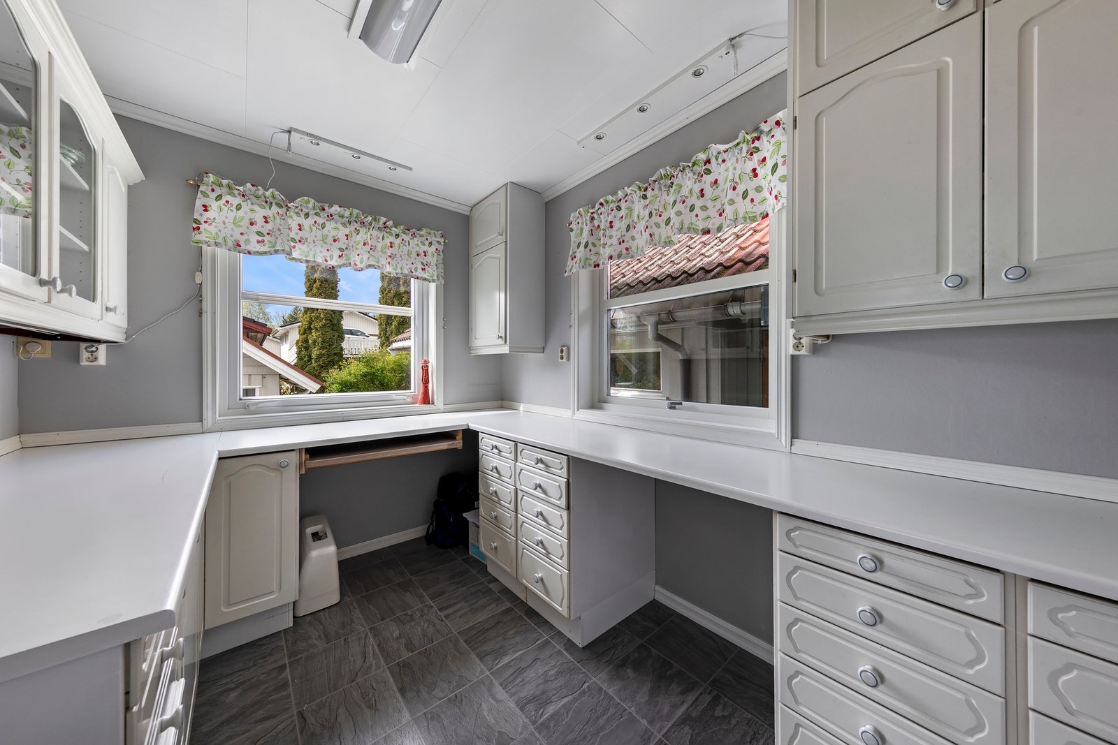 I tilknytning til kjøkkenet er det ett kontor med mye skap- og benkeplass. Ideelt som lekseplass. Galleribilde