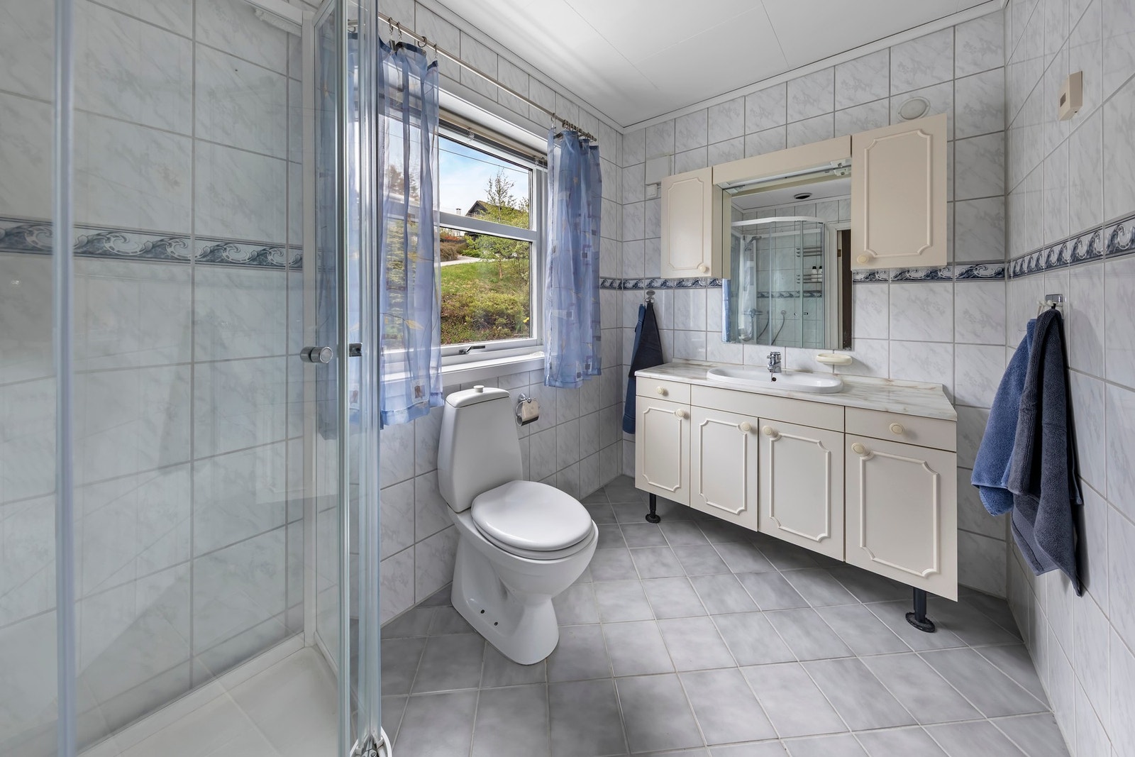 Bad i 1. etasje har flislagt gulv med varmekabler. Galleribilde