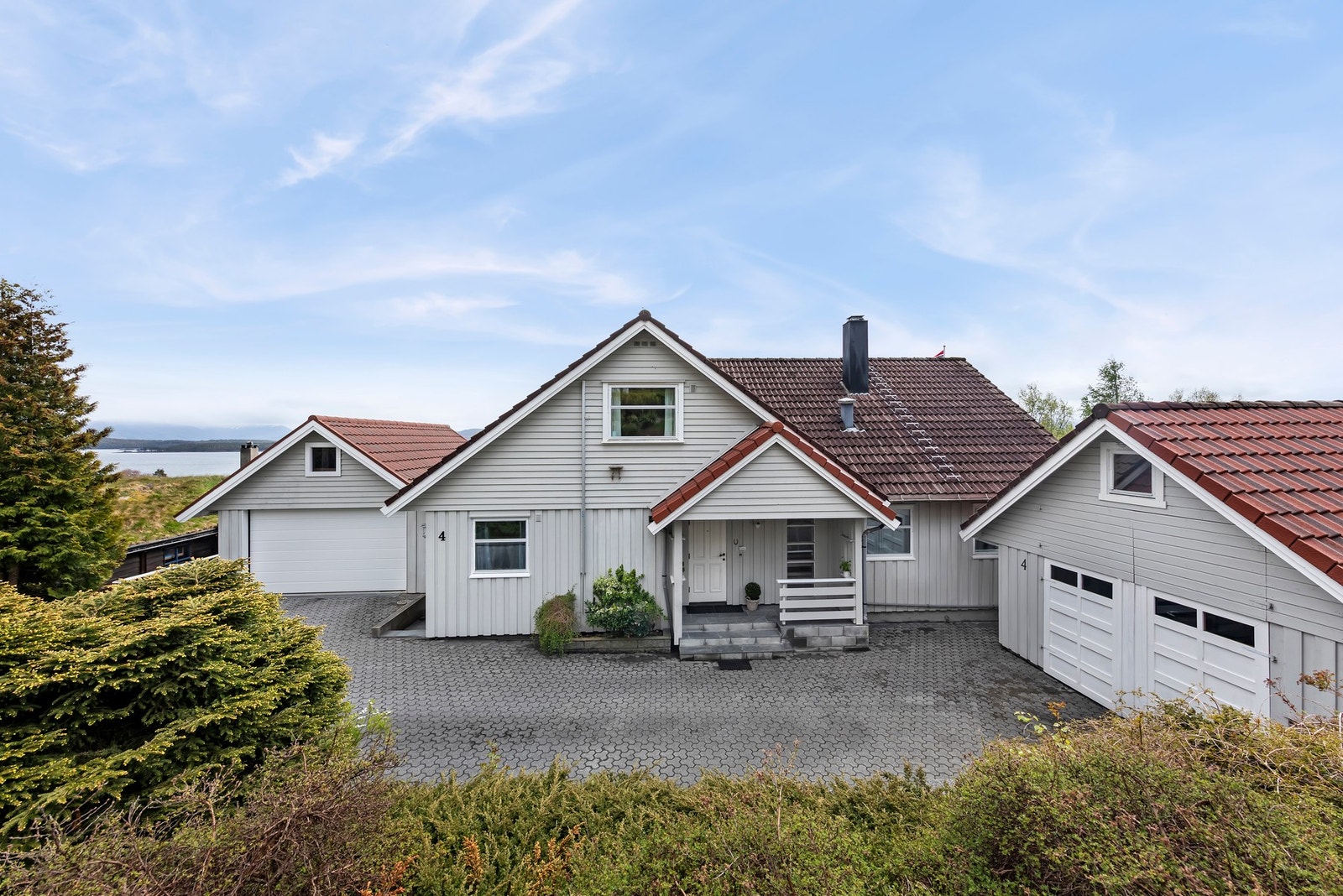 To garasjer for parkering der den ene har plass til bobil som er 7,5 meter Galleribilde