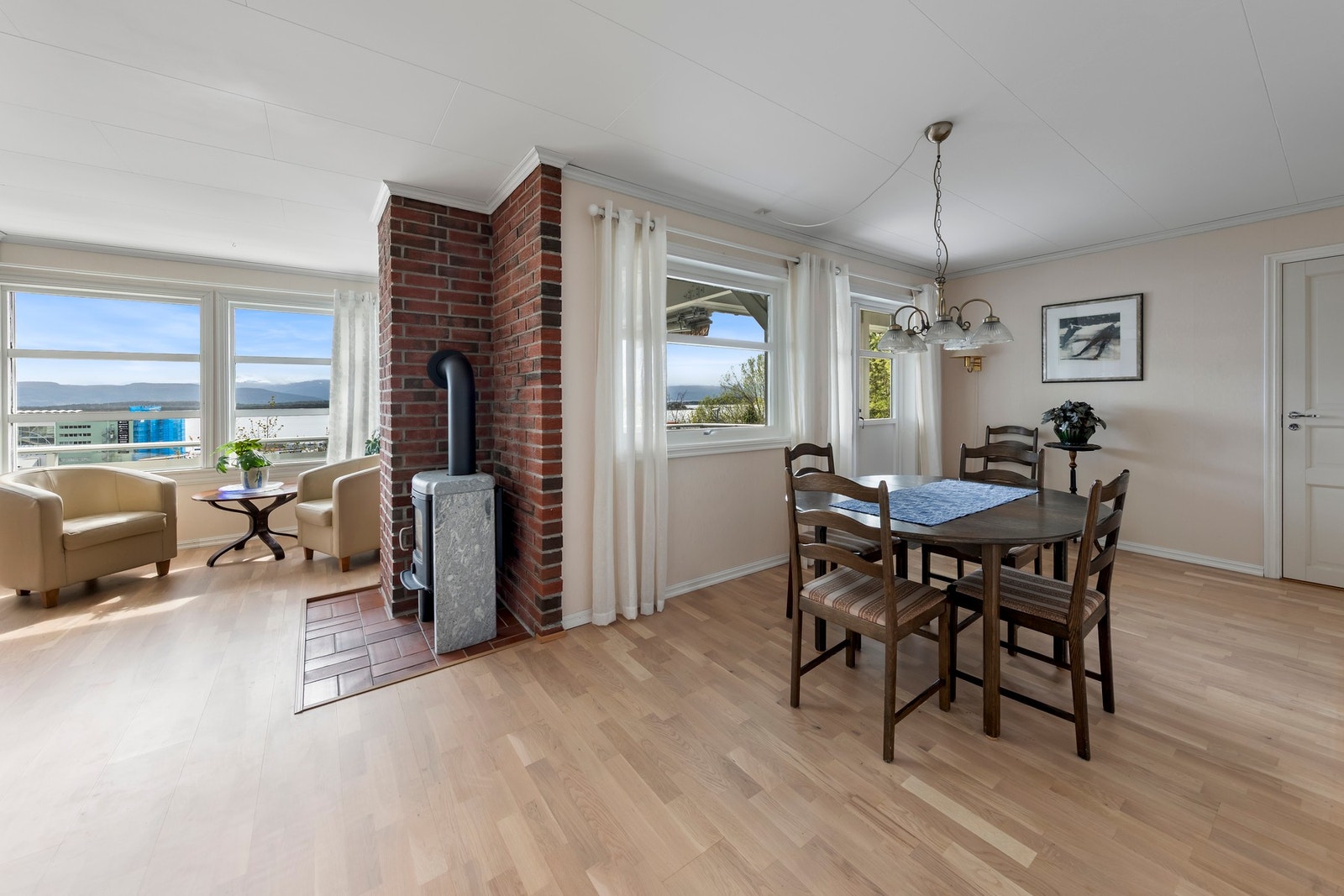 God plass til spisegruppe hvor man kan samle familien Galleribilde