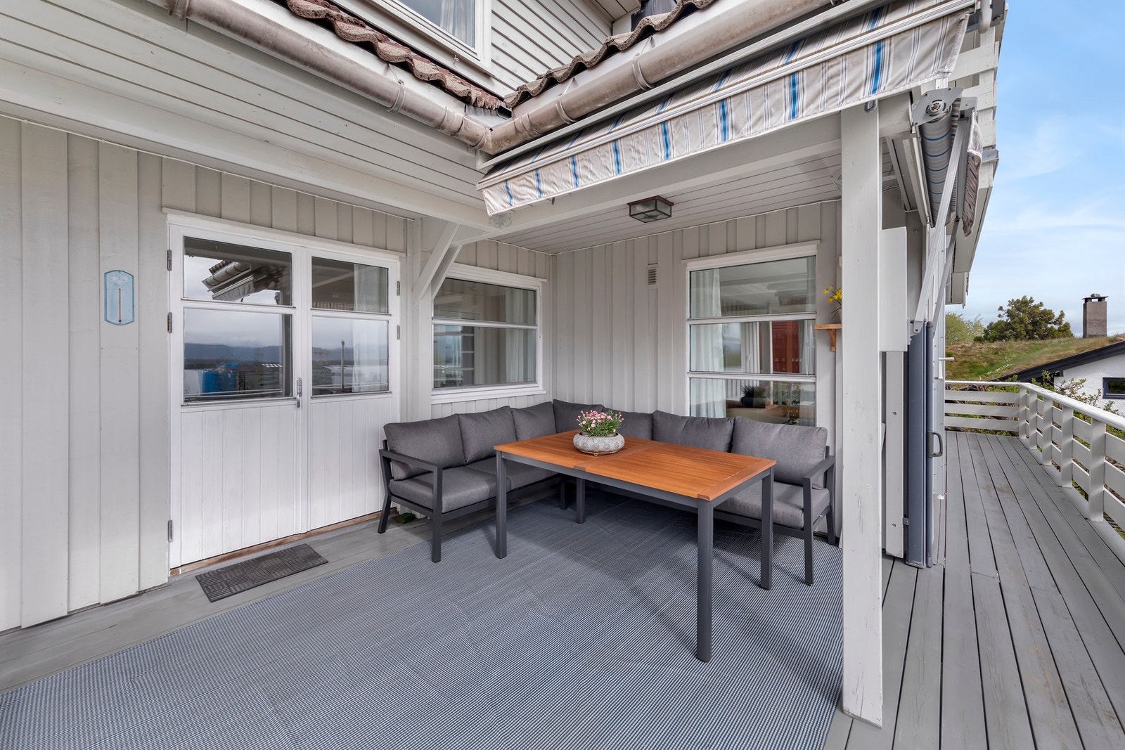 Verandaen er delvis overbygd og har markiser og varmelampe Galleribilde