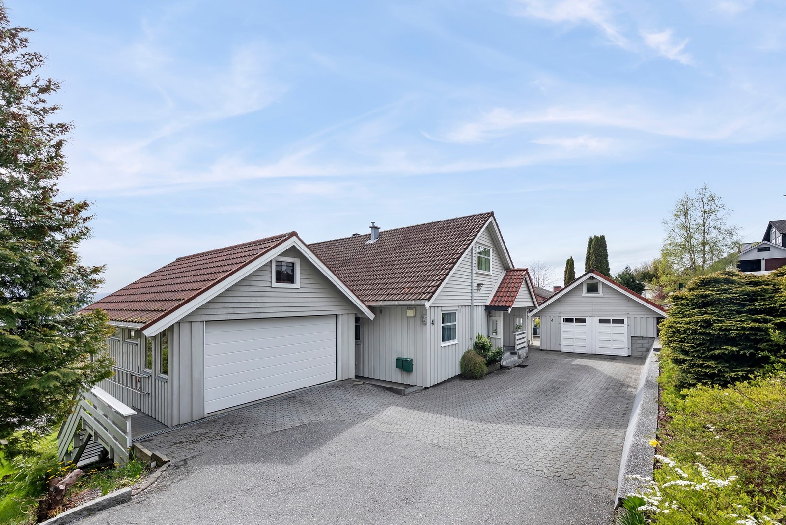 Innkjøringen har delvis asfalt og belegningsstein Galleribilde