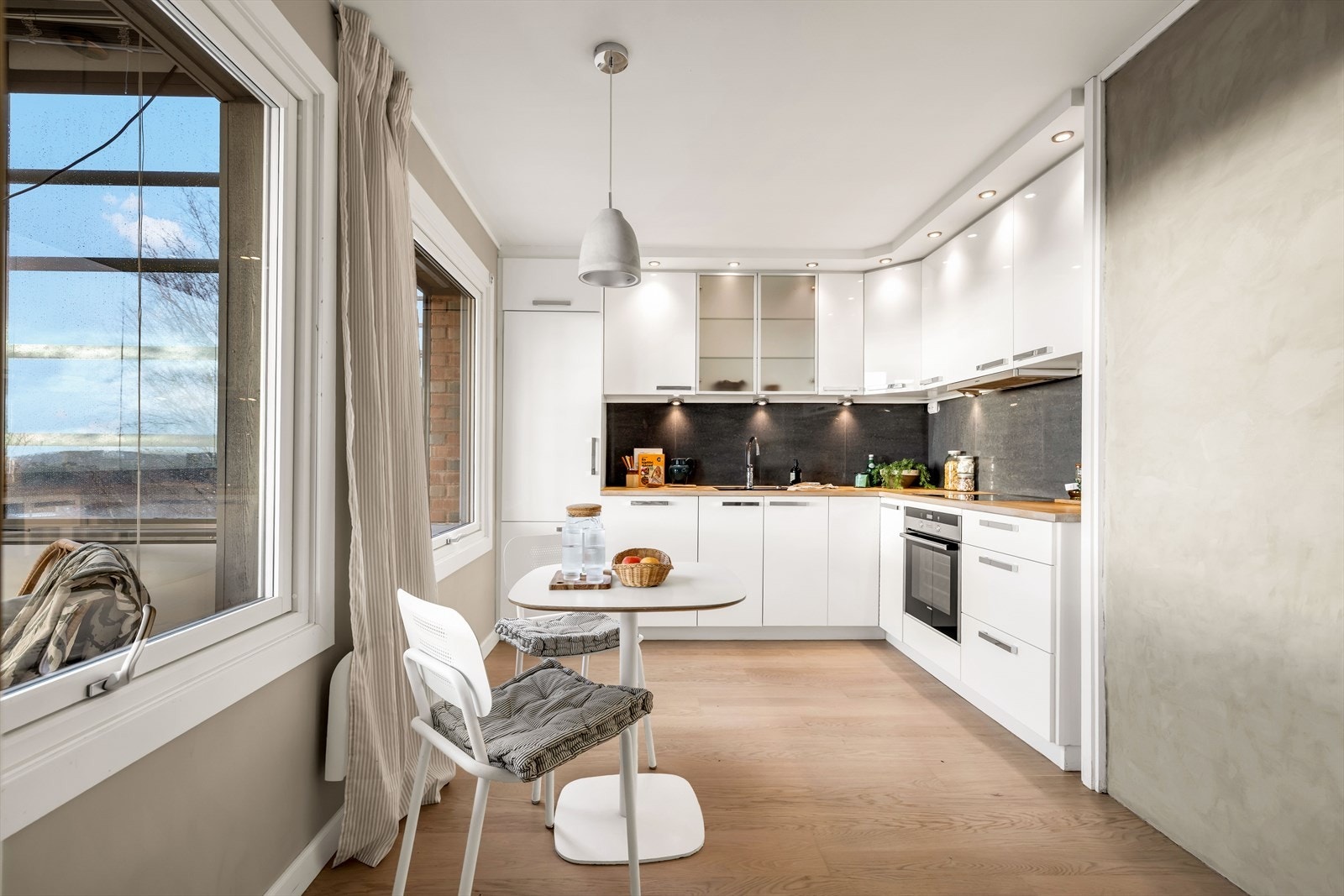 Gulvet på kjøkkenet ble fornyet med at gulvet ble slipt i 2025. Galleribilde