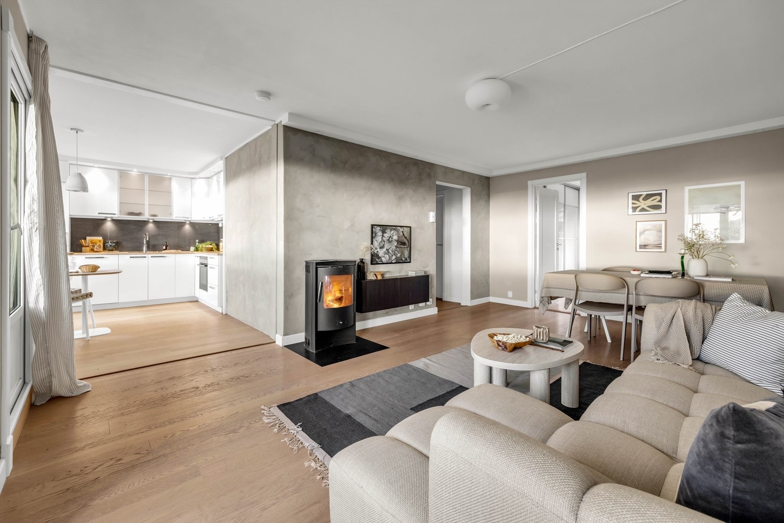 Gulvet er belagt med flott parkett, og overflatene er malt i delikate og moderne fargetoner. Galleribilde