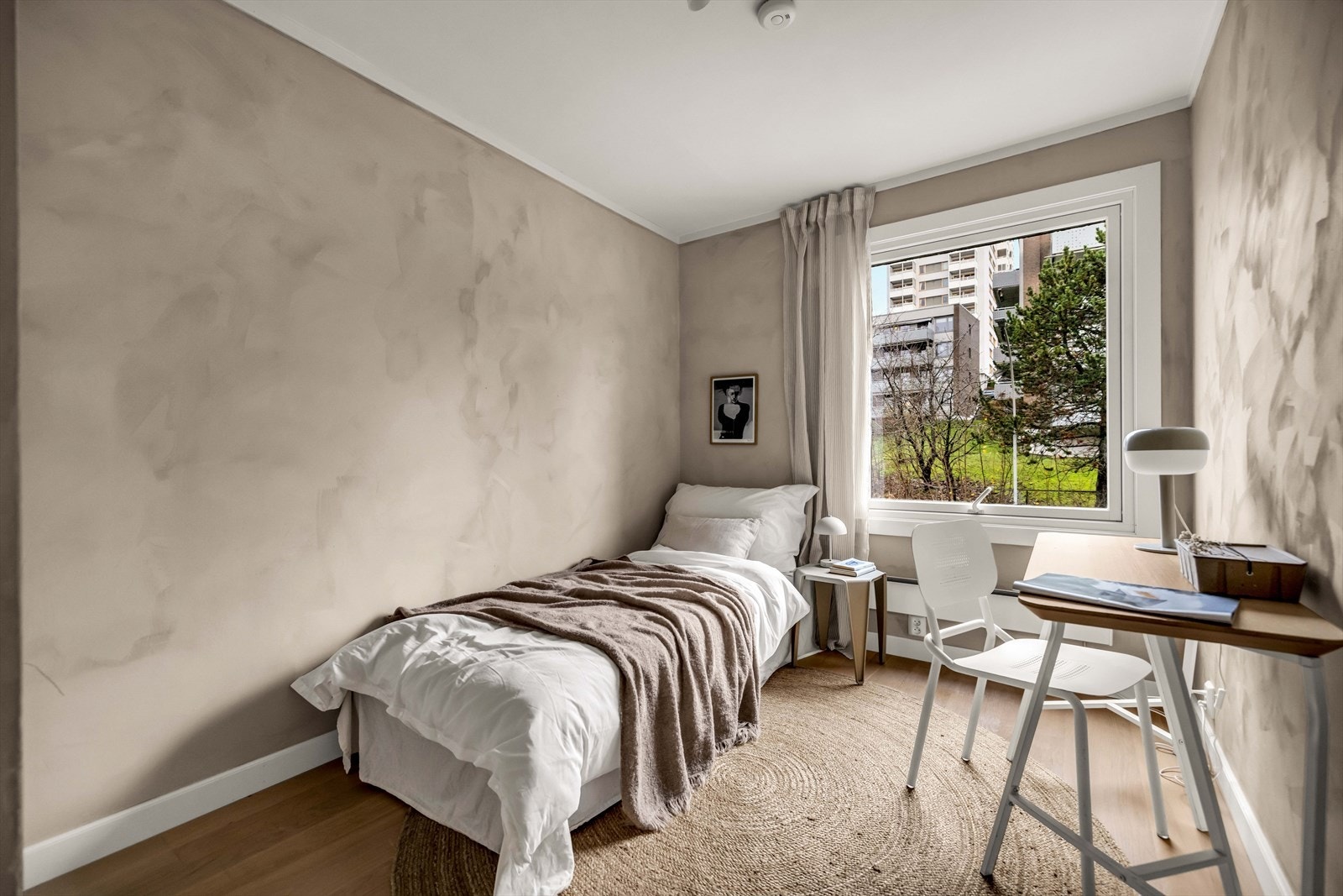 Soverom 2 er romslig og har plass til både seng og øvrige møbler. Galleribilde