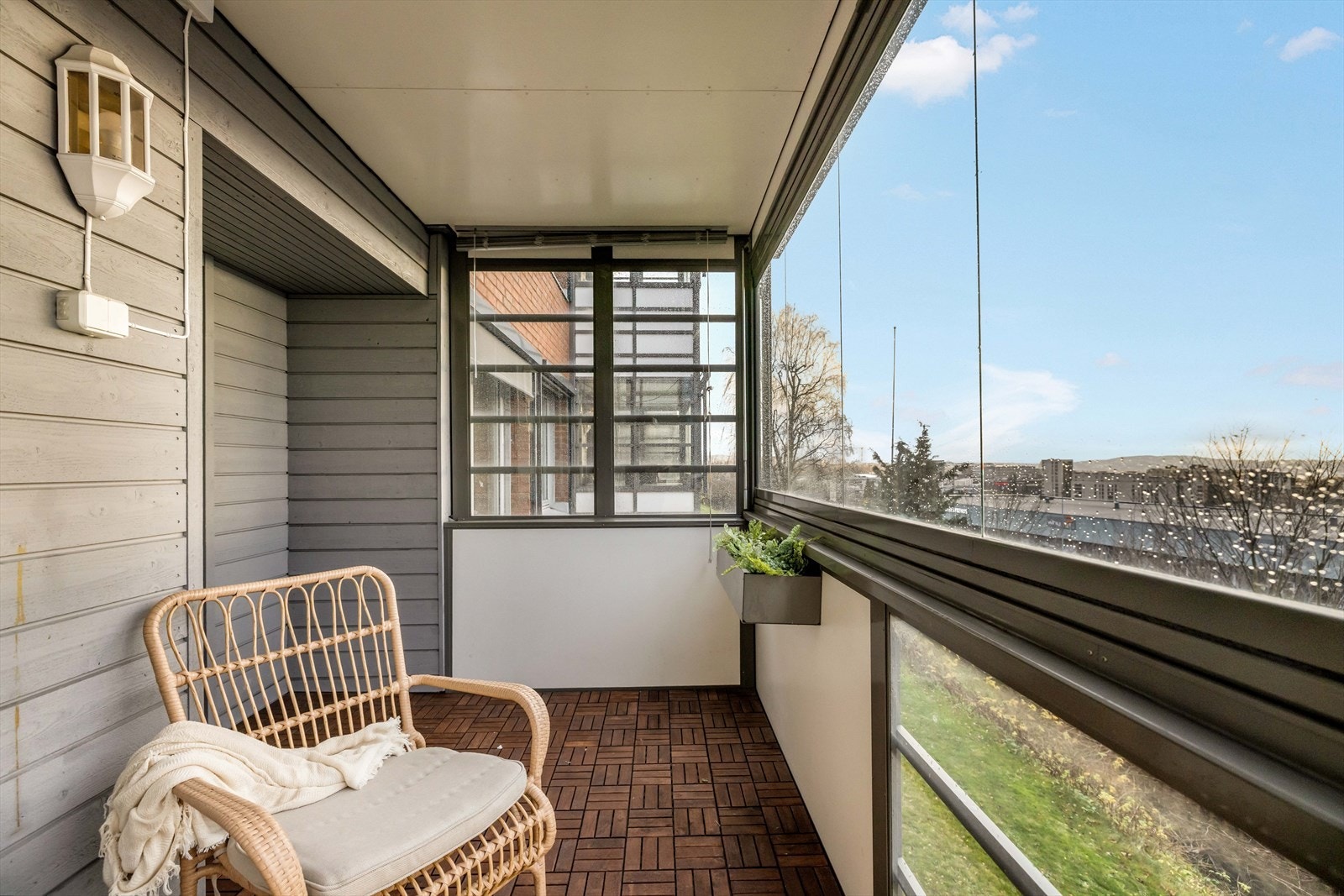 Balkongen fungerer som en forlengelse av stuen og gir en lun, skjermet uteplass som kan brukes uansett vær og vind. Her kan du nyte solrike dager og vakre solnedganger, samtidig som du sitter godt beskyttet. Galleribilde