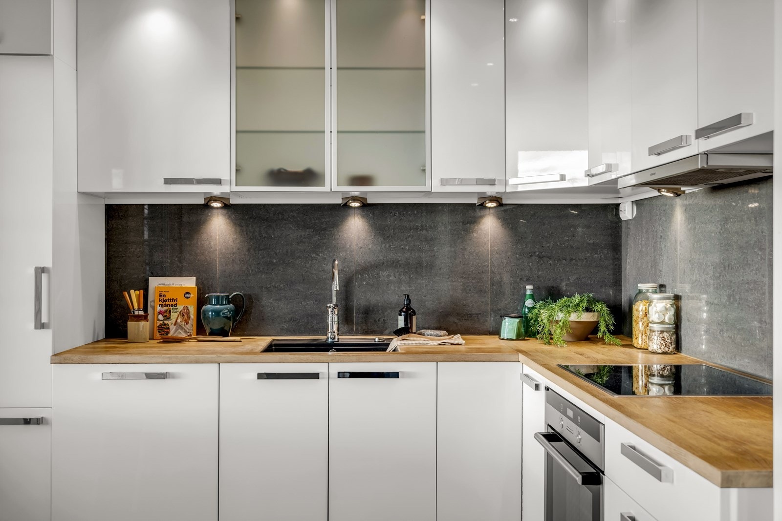 Det er integrert platetopp, stekeovn, oppvaskmaskin og kjøl/fryseskap, samt avtrekk over kokeplass. Galleribilde