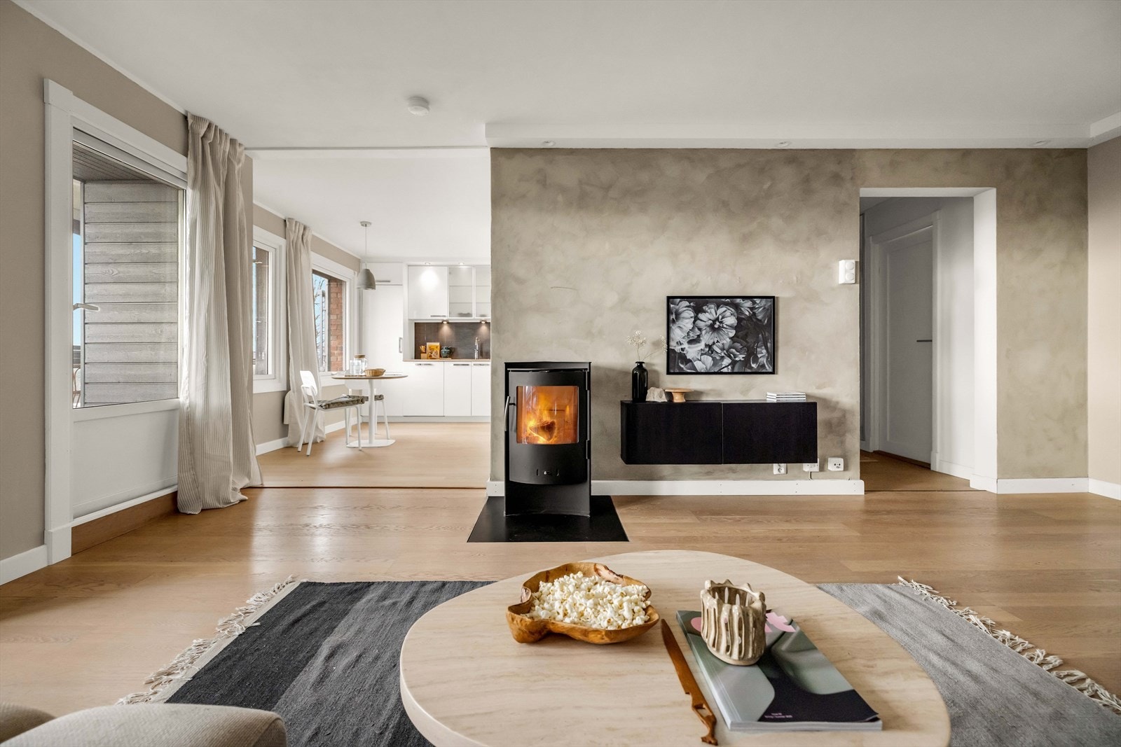 I stuen er det også en hyggelig peis som varmer ekstra godt på kalde dager. Galleribilde