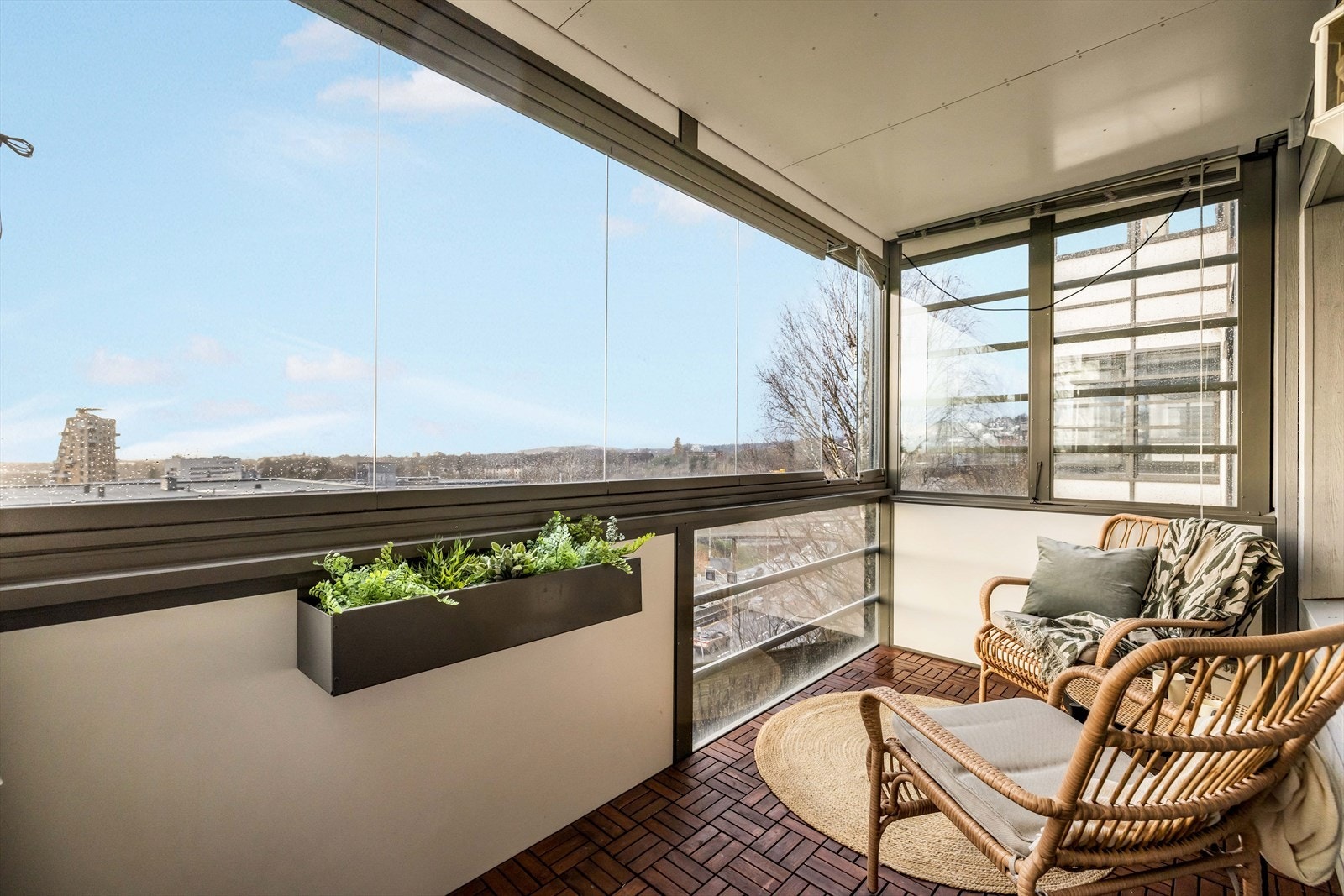 Fra stuen er det utgang til en sydvestvendt, overbygget og innglasset balkong på ca. 8 m². I vår- og sommerhalvåret blir balkongen et naturlig ekstra oppholdsrom - perfekt for hyggelige stunder med familie og venner. Galleribilde