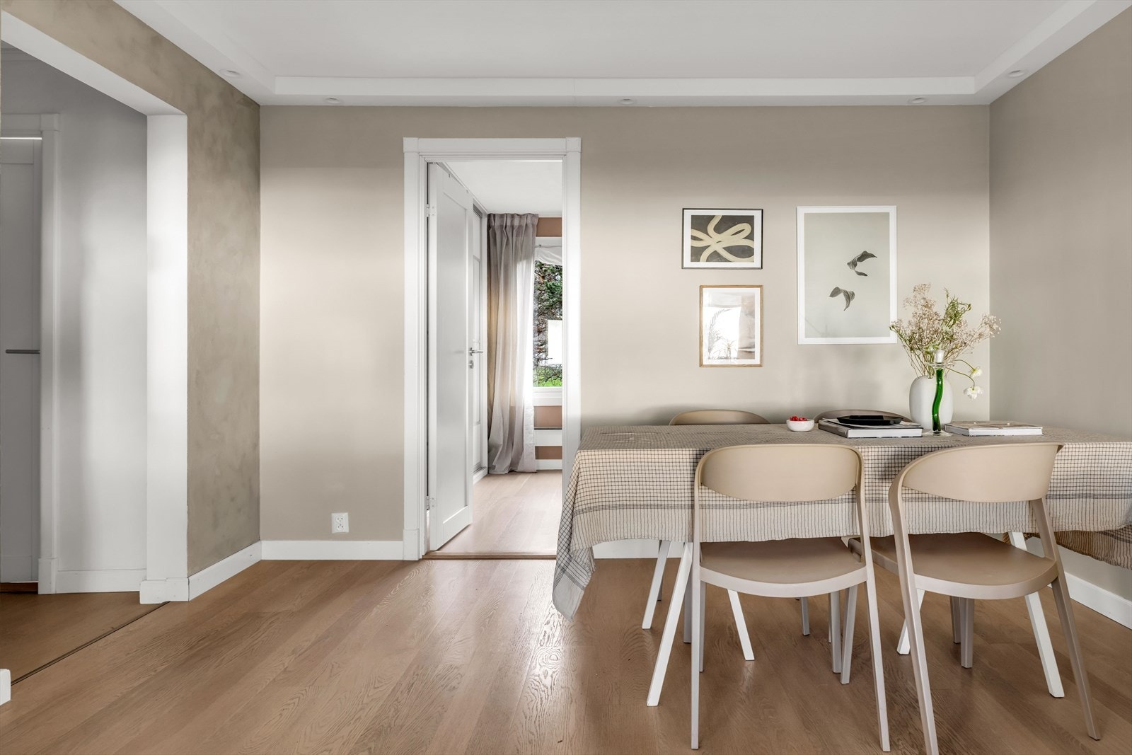 I stuen er det også god plass til et hyggelig spisebord, som gjør det enkelt å samle venner og familie. Galleribilde