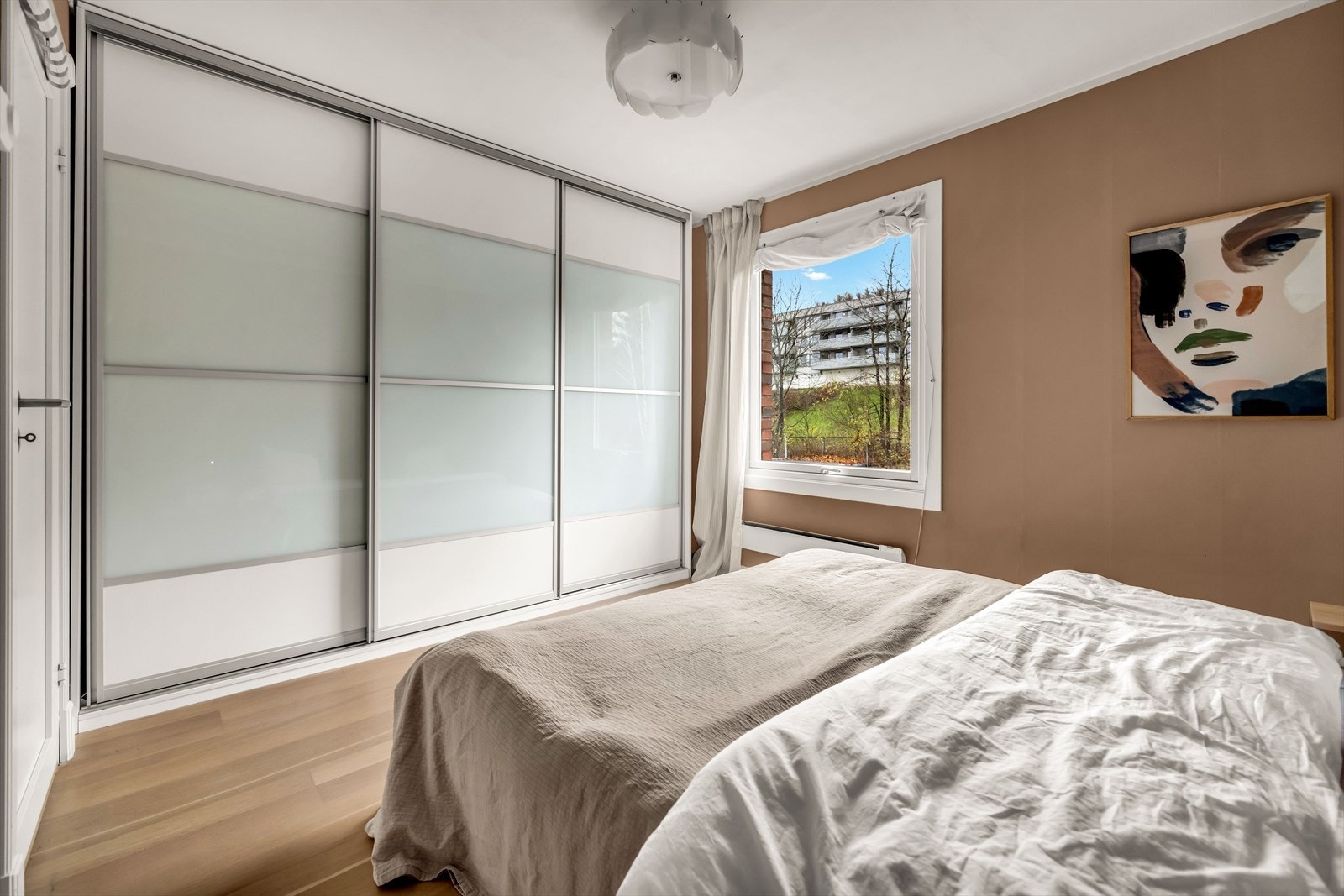 Rommet har også rikelig med oppbevaringsplass i en romslig skyvedørsgarderobe. Galleribilde