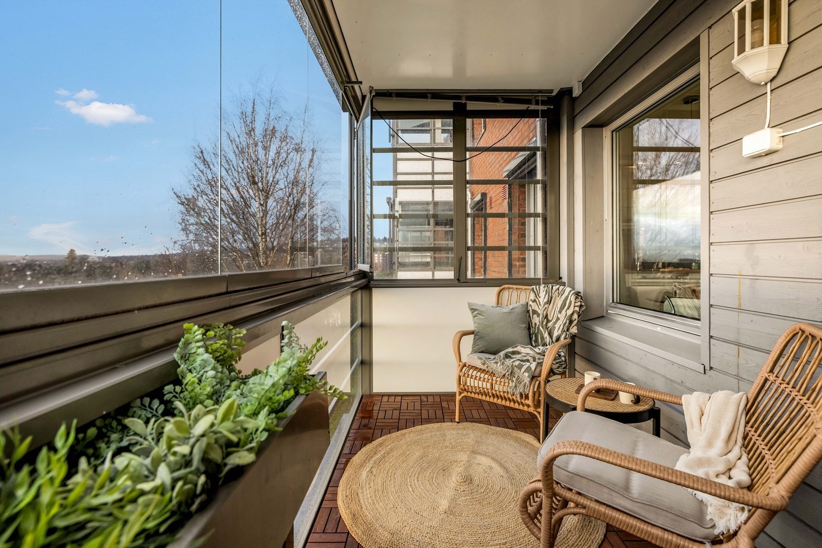 Leiligheten har en herlig, sydvestvendt innglasset balkong på ca. 8 m², med svært gode solforhold. Galleribilde