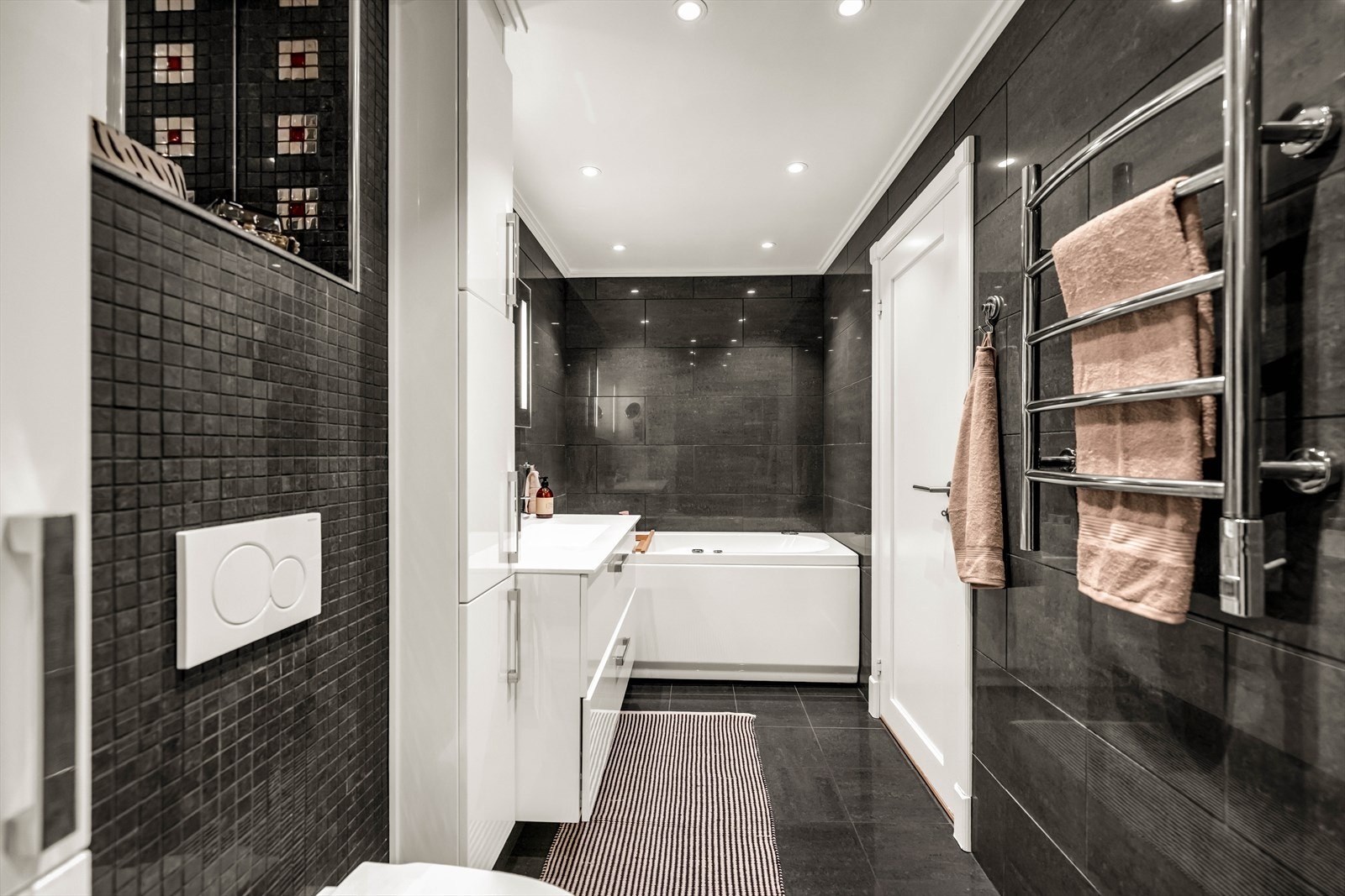 Det er også opplegg for vaskemaskin. Varmtvannsbereder på ca. 120 liter (prod. 2009) er plassert på badet. Galleribilde