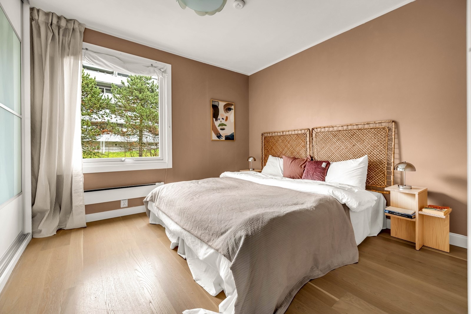 Hovedsoverommet er romslig, med plass til dobbeltseng, nattbord og tilhørende møbler. Galleribilde