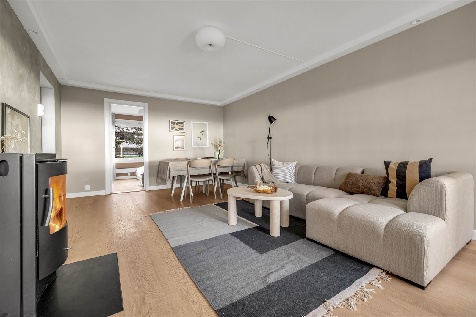 Planløsningen åpner opp for flere møbleringsmuligheter med god plass til sofagruppe, TV-møbler og spisebord med tilhørende stoler. Galleribilde