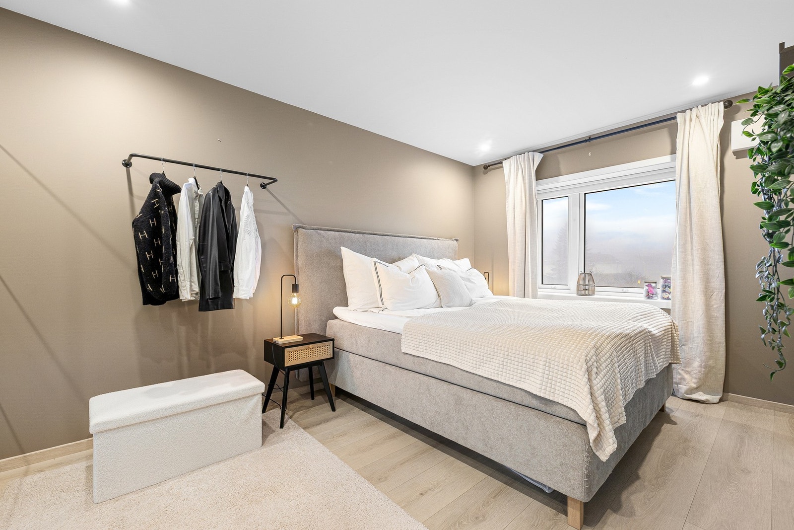 Delikat hovedsoverom på romslige 13,5 kvm. Galleribilde