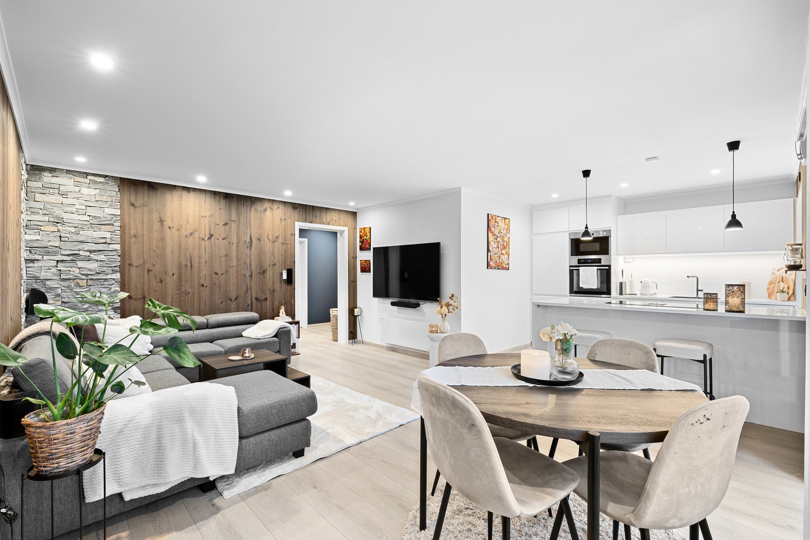 Under oppussingen ble det også byttet avløp og lagt nye vannrør samt byttet sikringer, kontakter, brytere og lys. Galleribilde