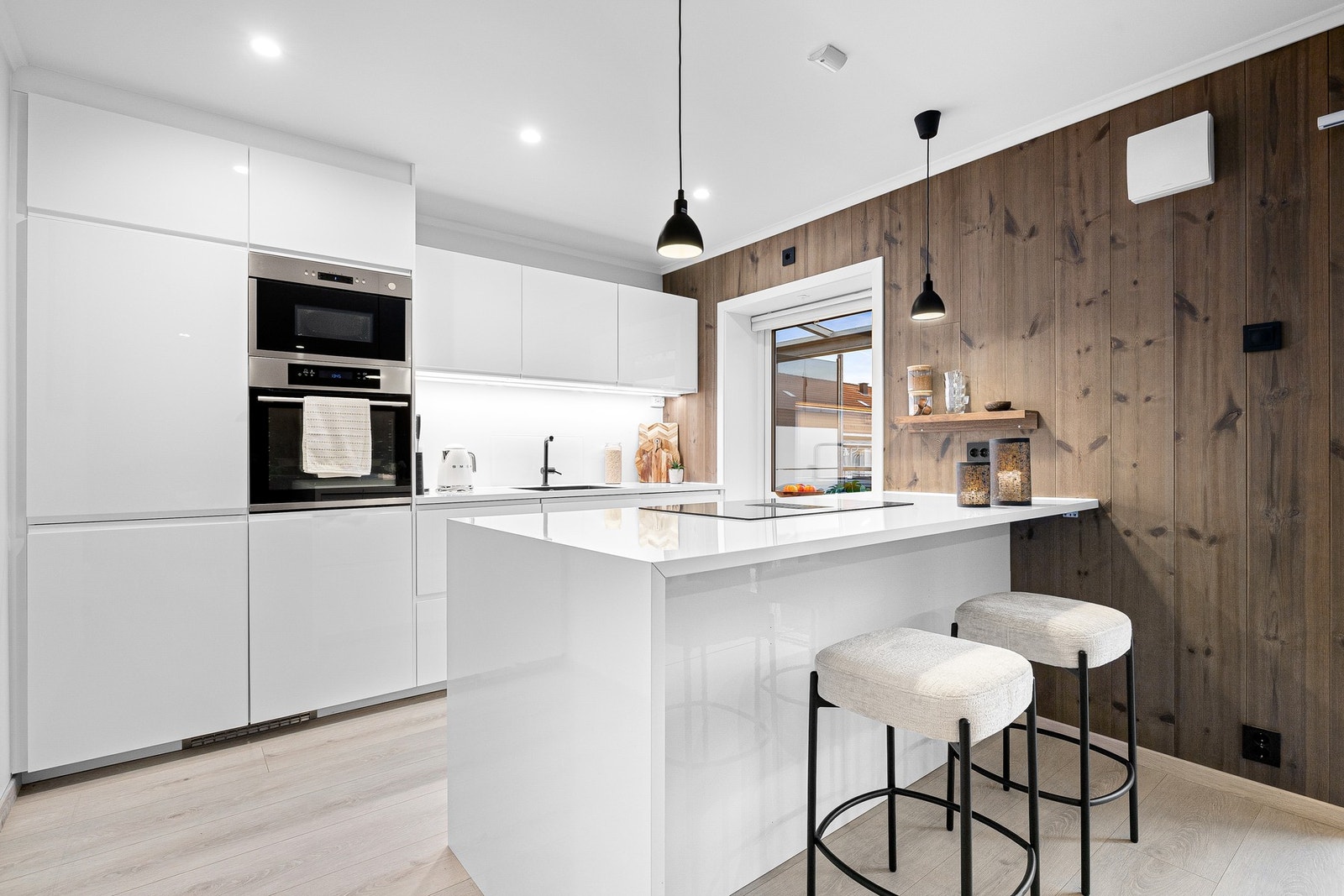 Kjøkkenøya blir et sosialt samlingspunkt, samtidig som den er praktisk med spiseplass og ekstra skap- og benkeplass. Galleribilde