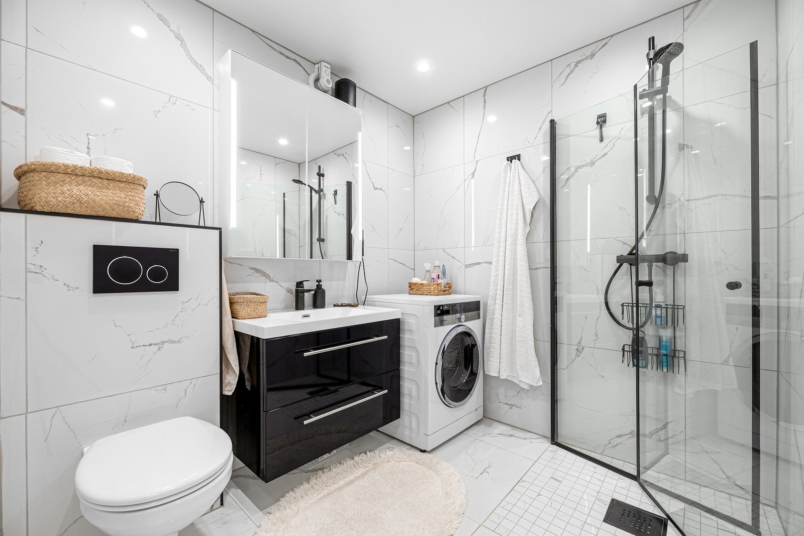 Meget lekkert, flislagt bad oppgradert i 2021 med gulvvarme og dekorative 60x60 flis. Galleribilde