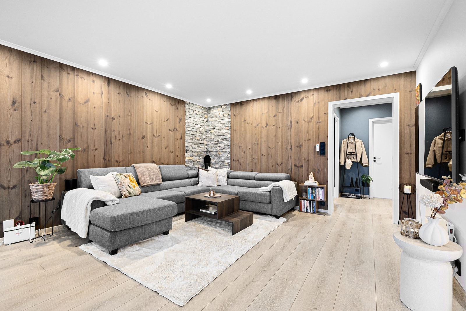 God belysning med downlights i himling. Galleribilde