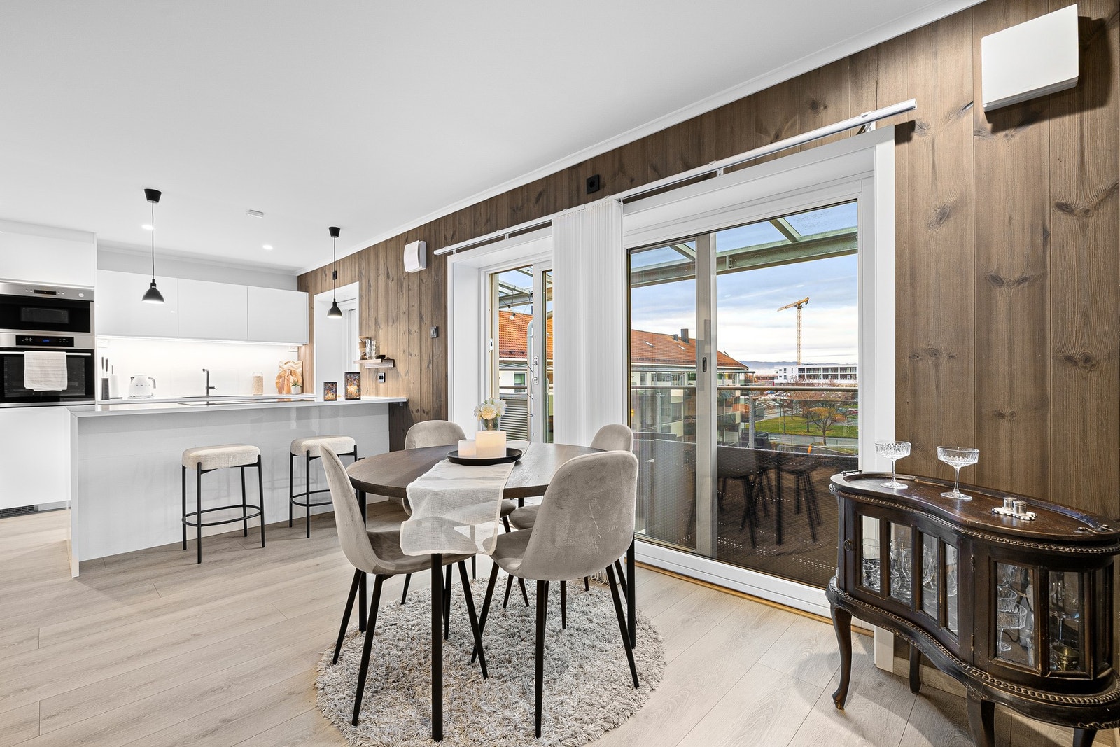 En 3-roms toppleilighet med svært god planløsning og luftig beliggenhet i byggets 3. etasje. Galleribilde