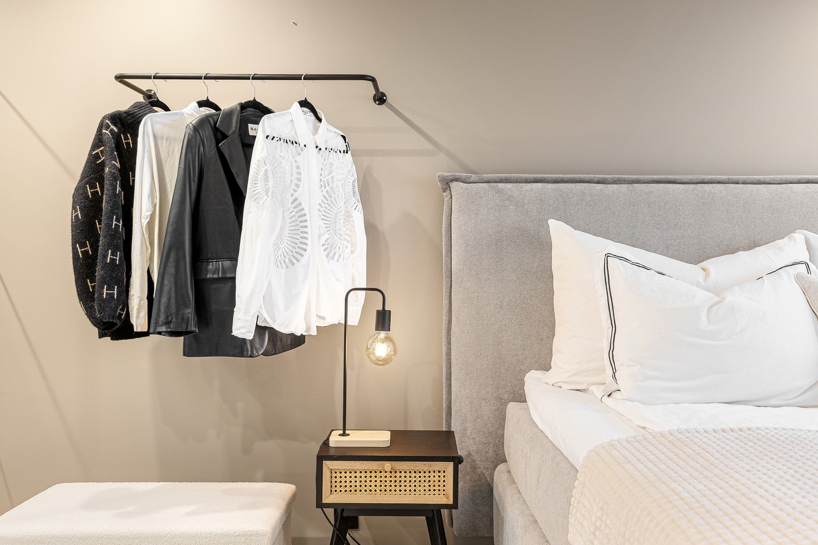 Soverommet er malt i en behagelig beigefarge og det er montert et dekorativ klesoppheng. Galleribilde