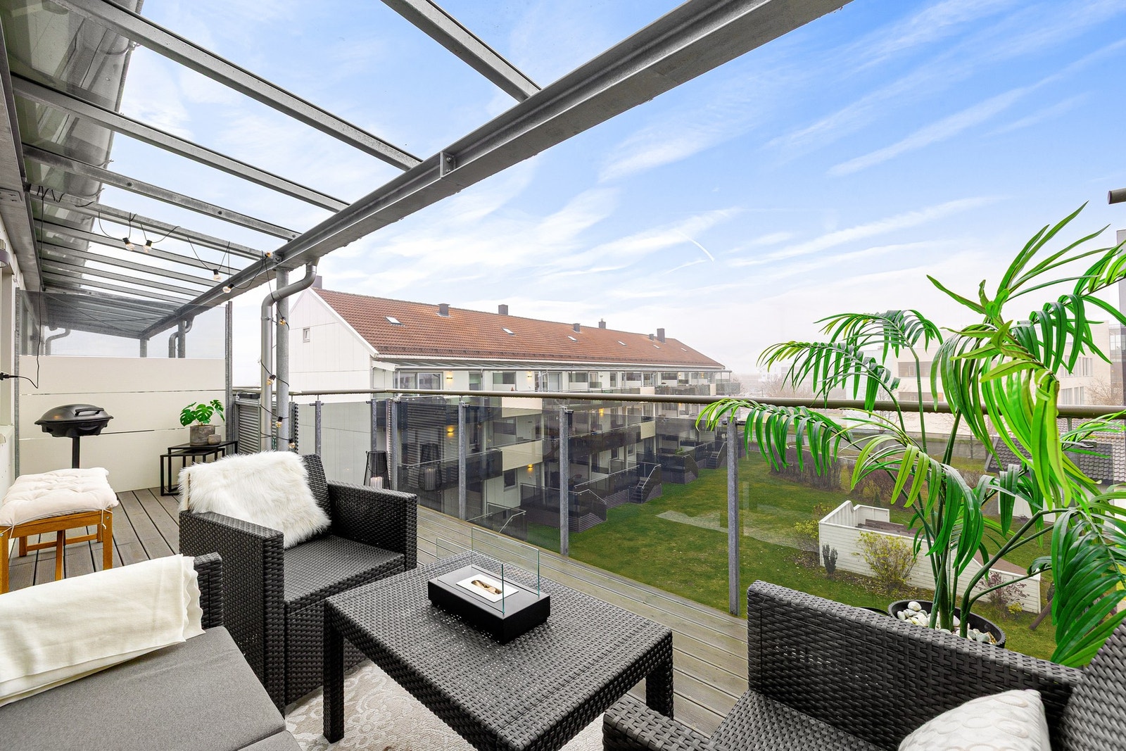 Leiligheten har god beliggenhet i borettslaget med fin utsikt og minimalt med innsyn. Galleribilde